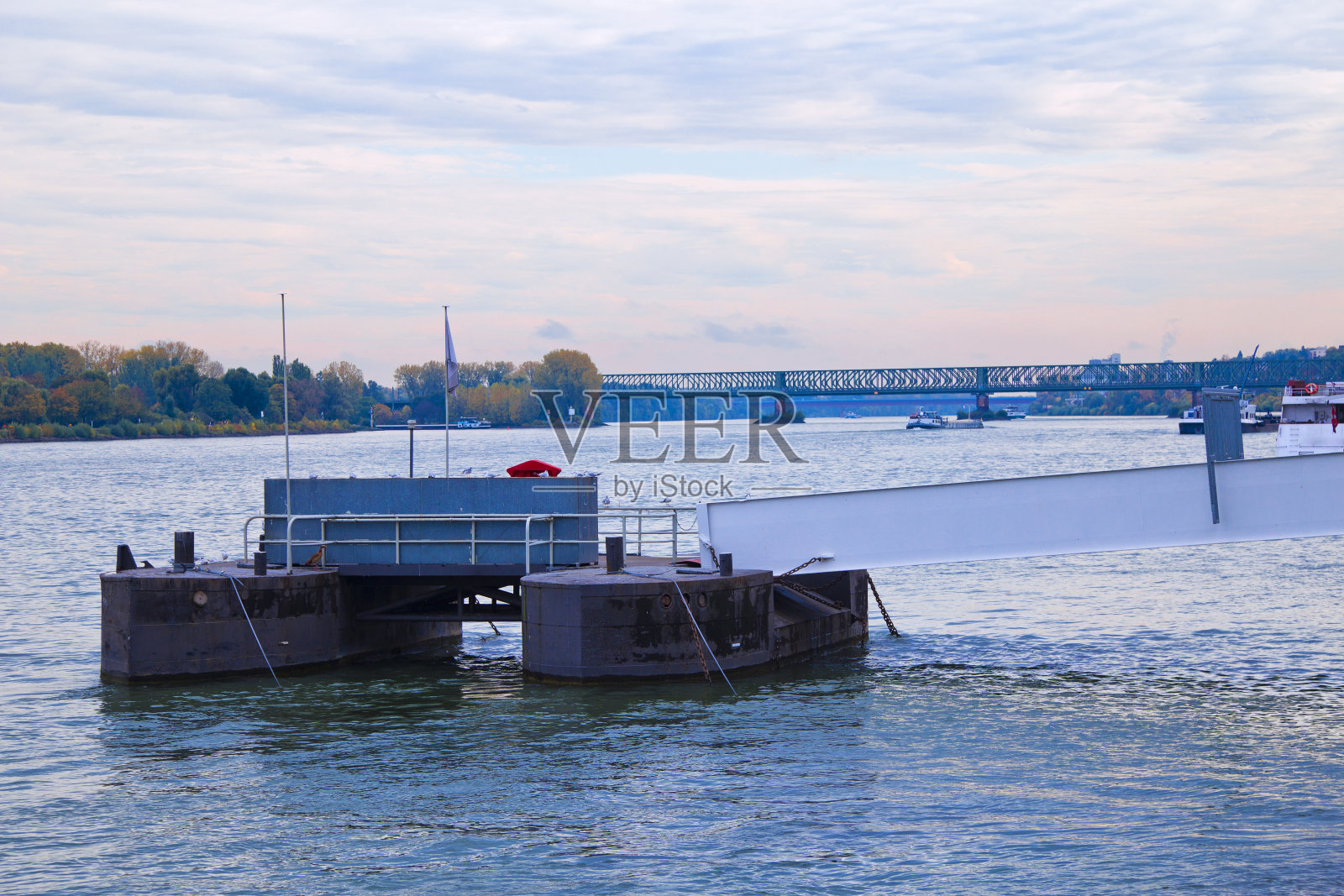 德国美因茨市莱茵河和莱茵桥全景。照片摄影图片
