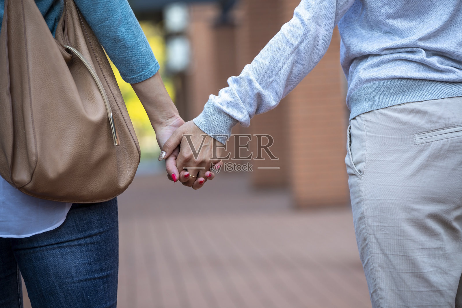 两位年轻女性手牵手的特写镜头照片摄影图片