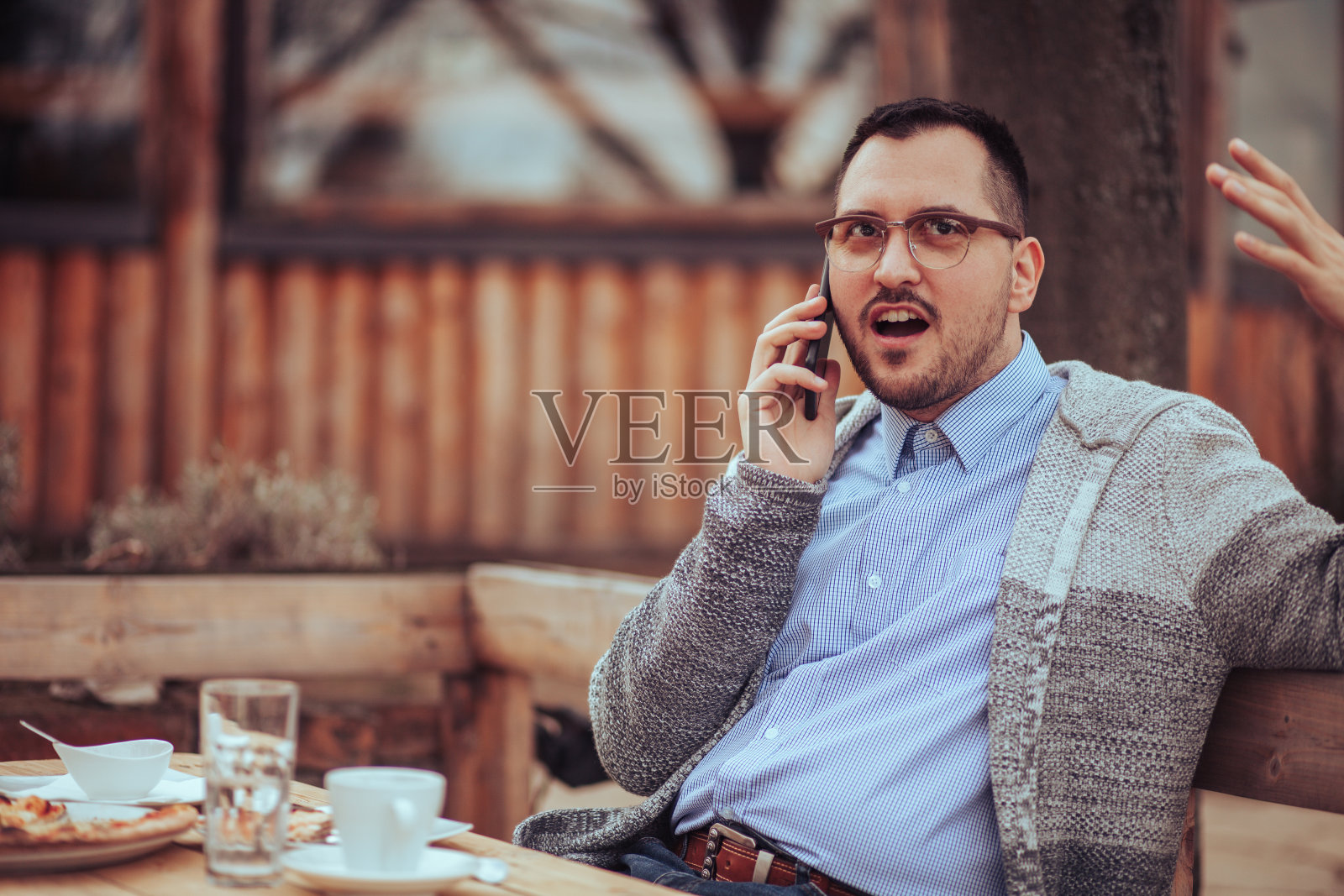 自由职业者在咖啡馆照片摄影图片