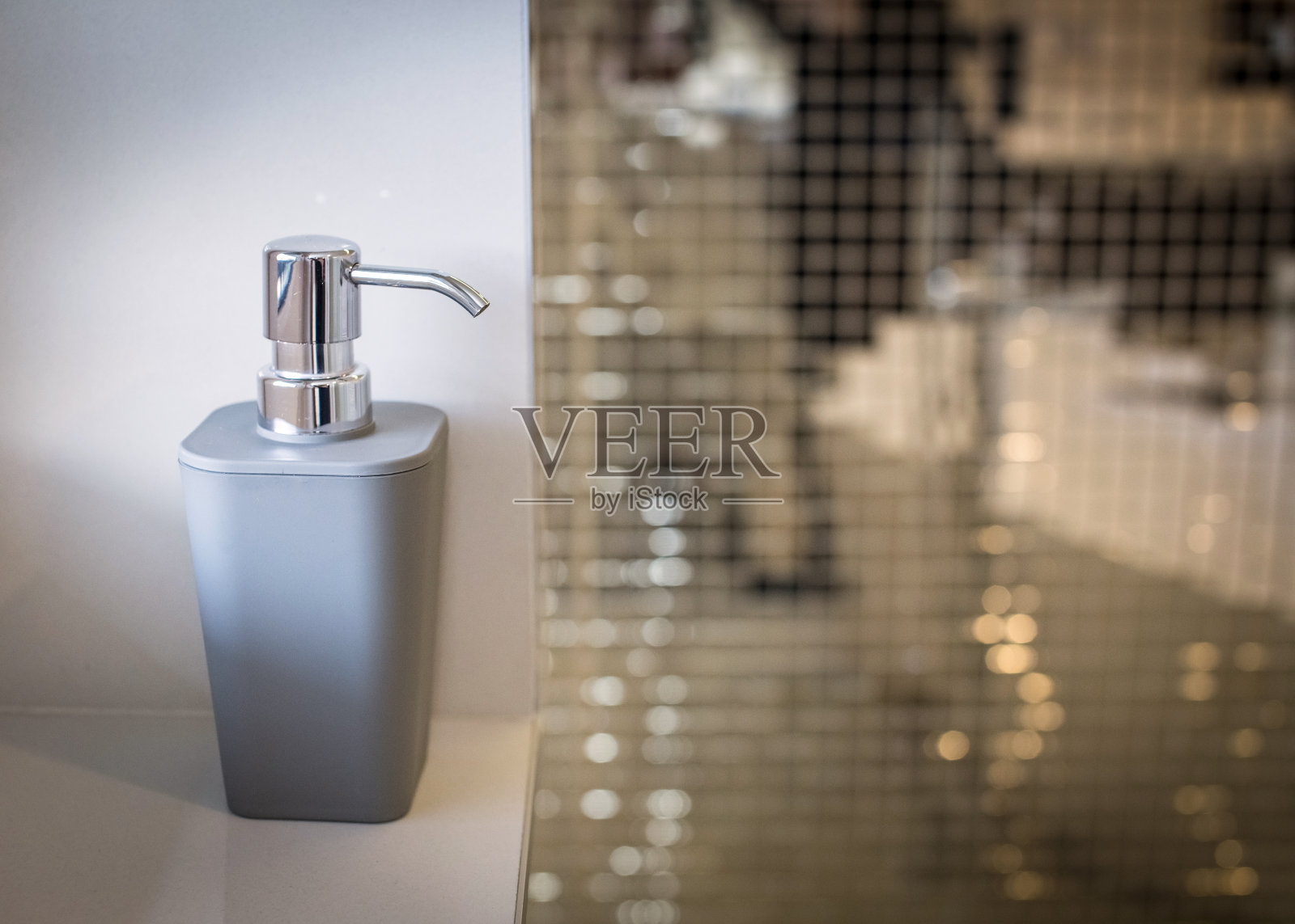 现代浴室里的灰色皂液器照片摄影图片