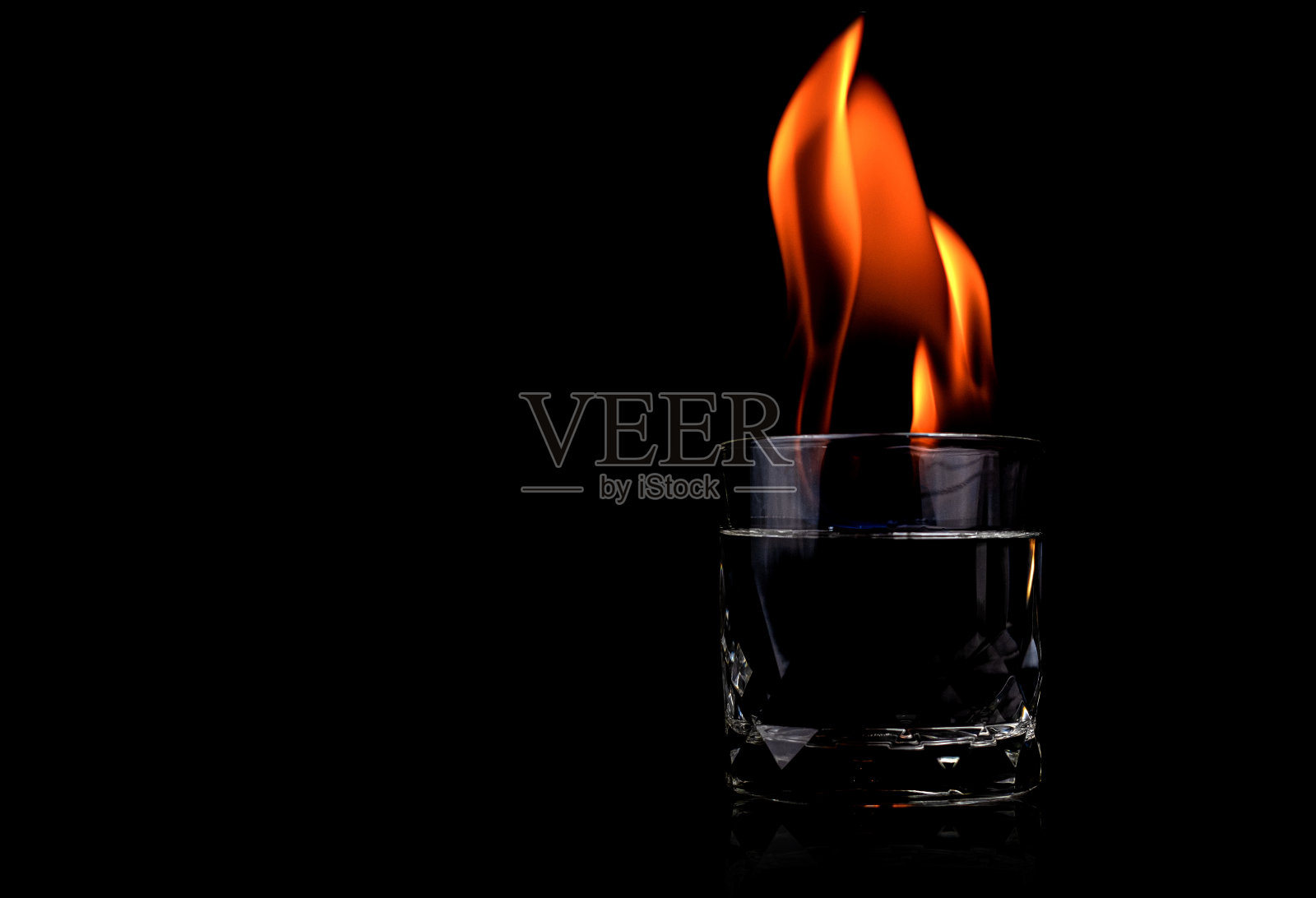 玻璃与伏特加和火焰火焰的黑色背景照片摄影图片