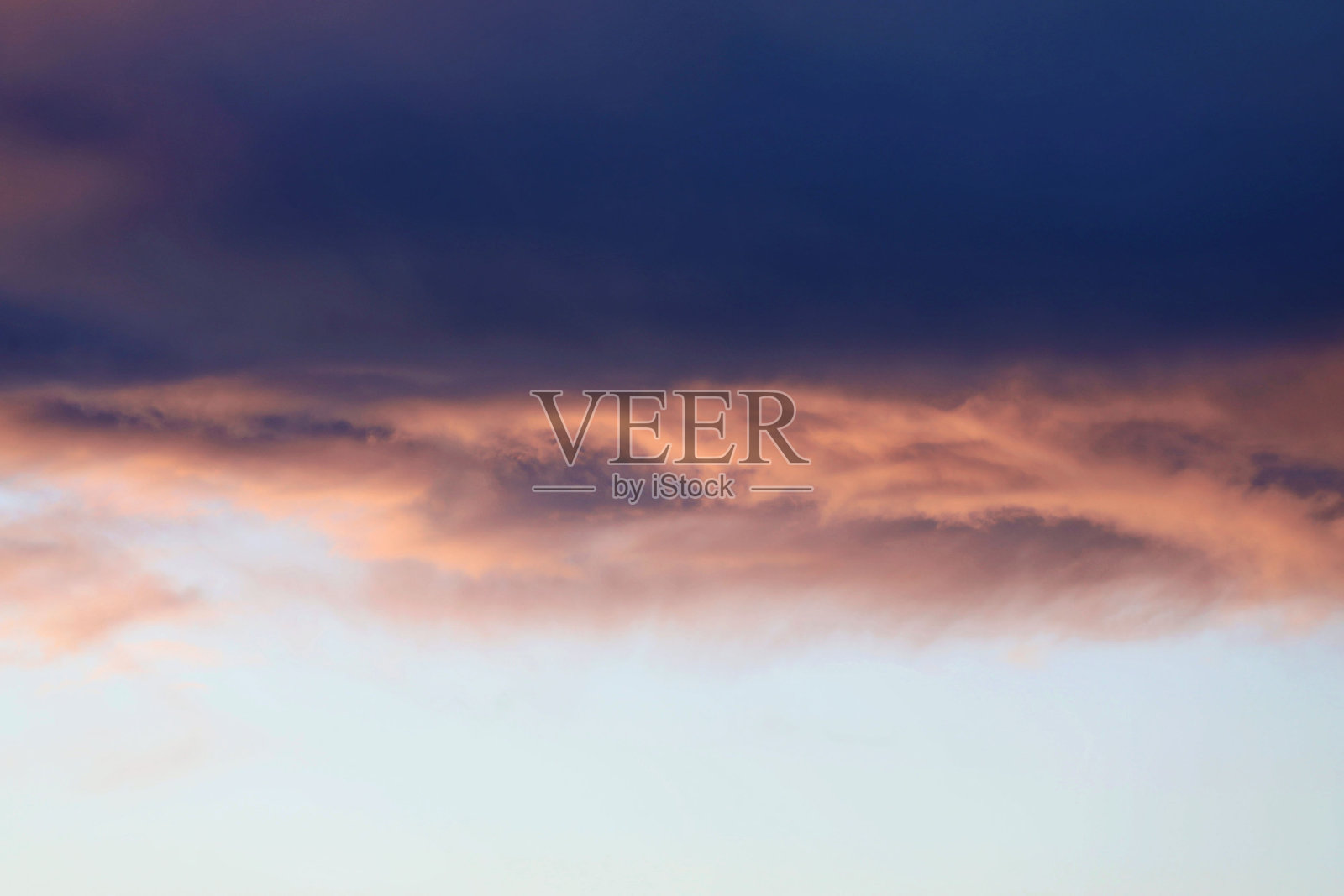 日落时分，天空中有棉花糖般的云朵照片摄影图片