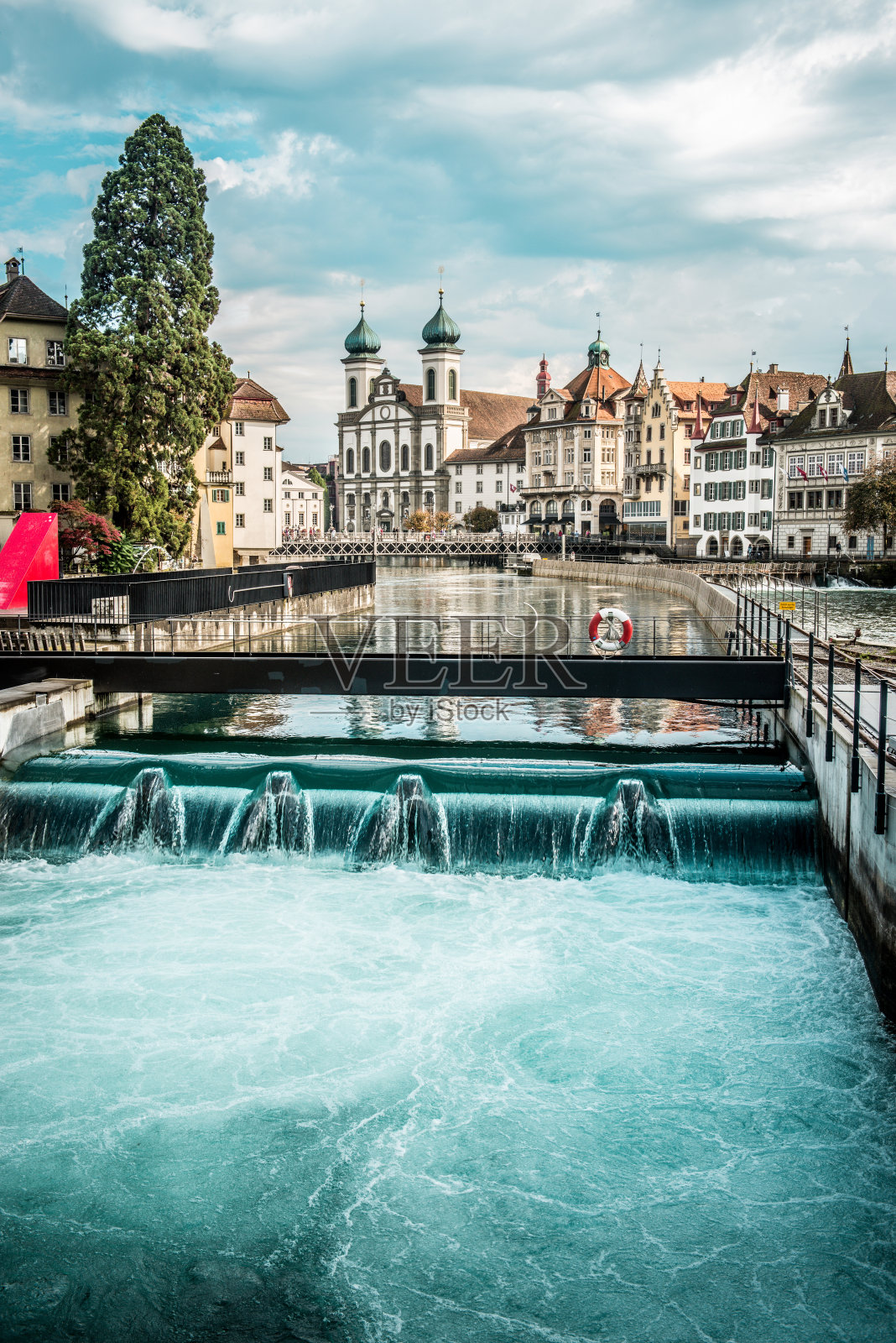 瑞士卢塞恩和耶稣会教堂的城市景观照片摄影图片