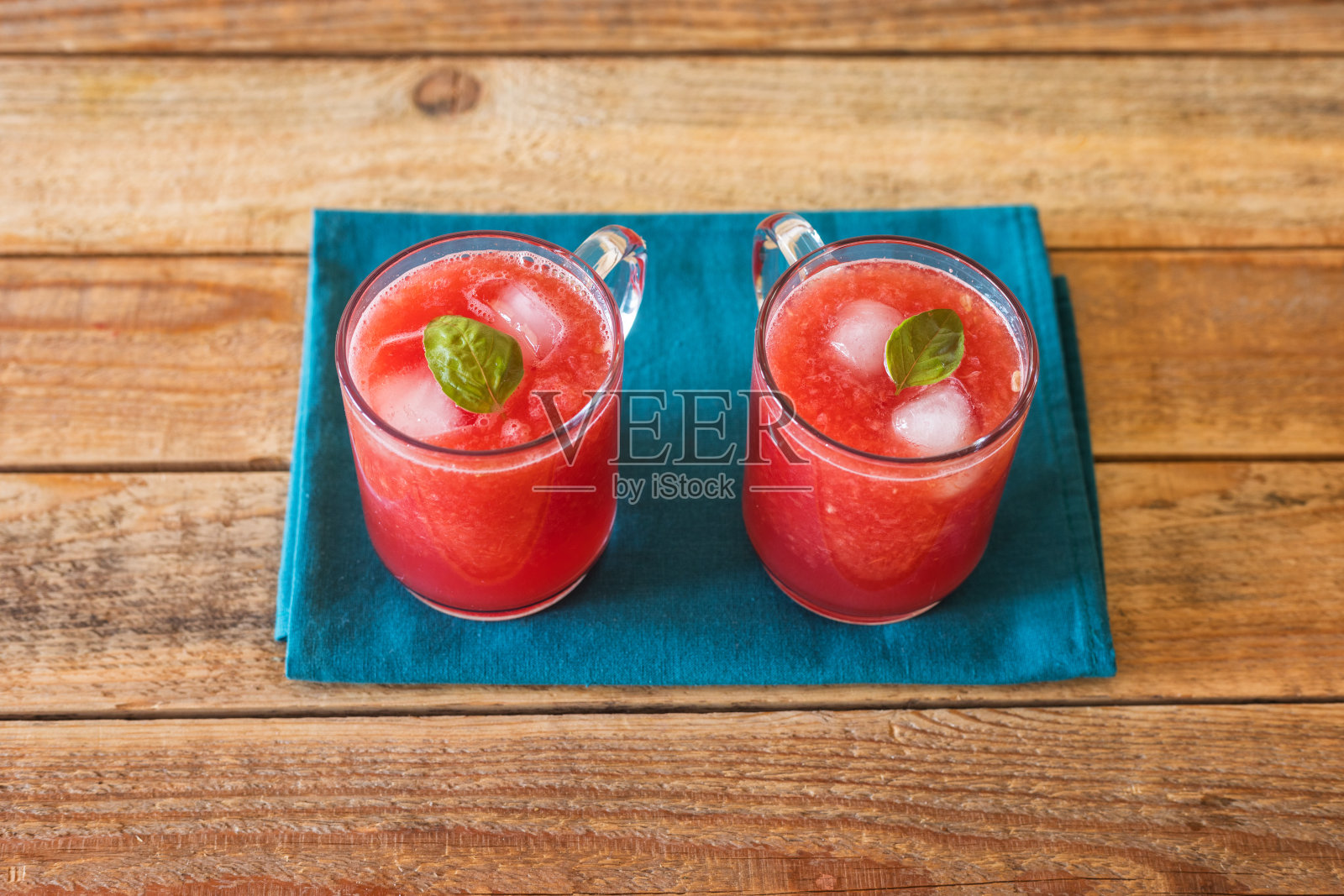 杯子里的西瓜汁放在桌子上照片摄影图片