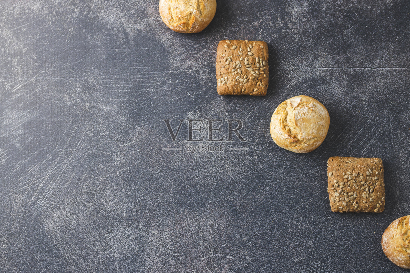 各种咸、甜的新鲜饼干排列照片摄影图片