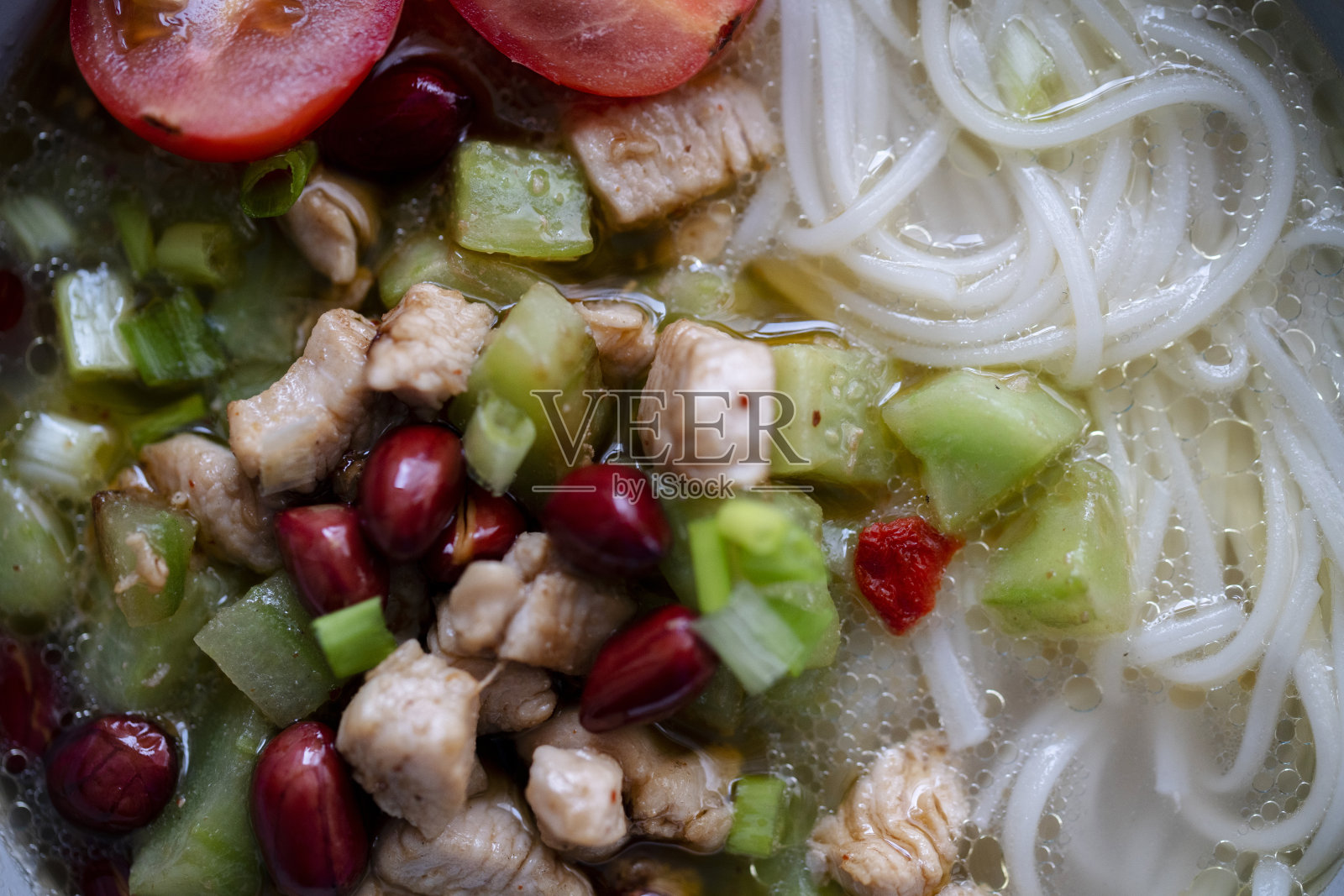 中国自制面条:黄瓜鸡丁汤面照片摄影图片