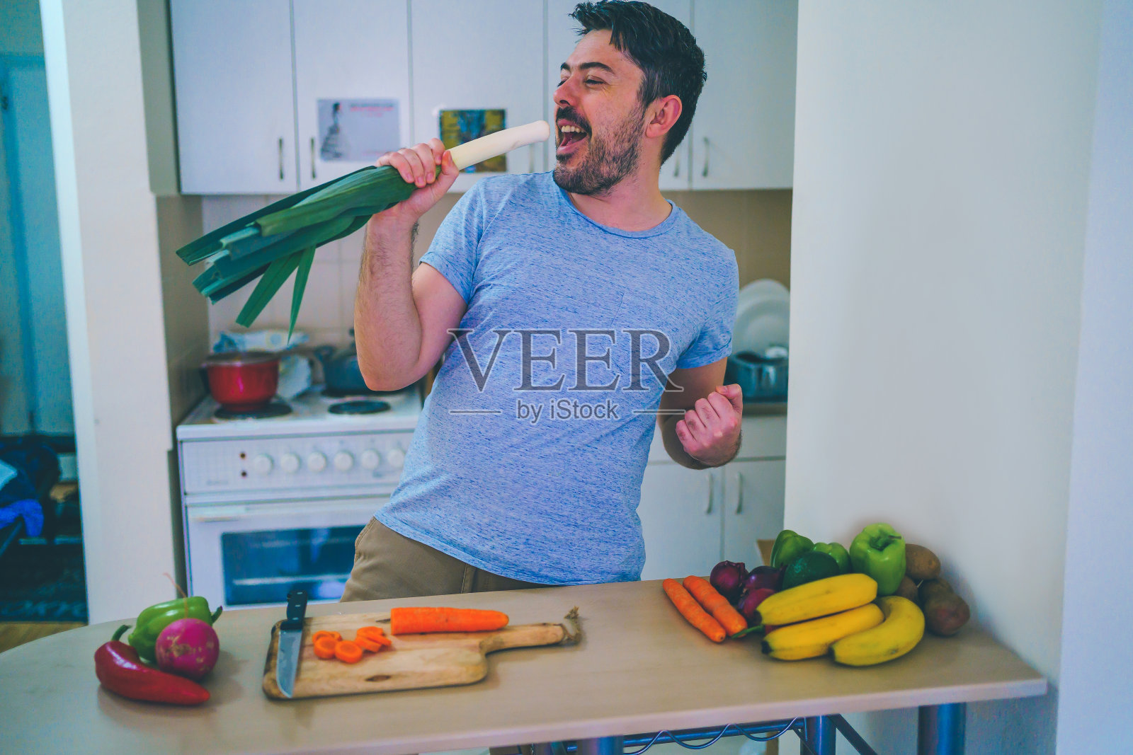 男人在厨房里玩得很开心照片摄影图片