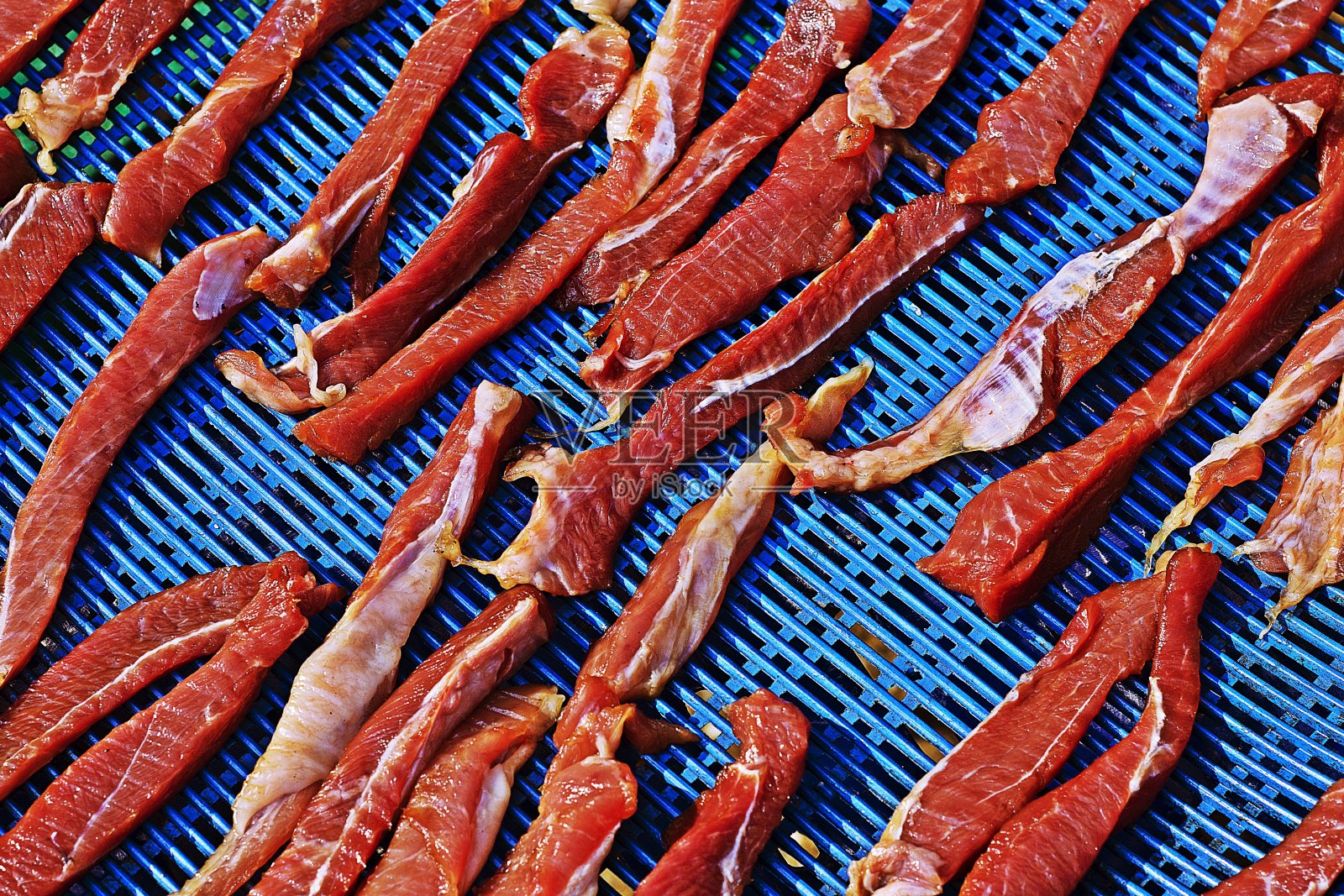 在篮子上晒肉——曼谷市场。照片摄影图片