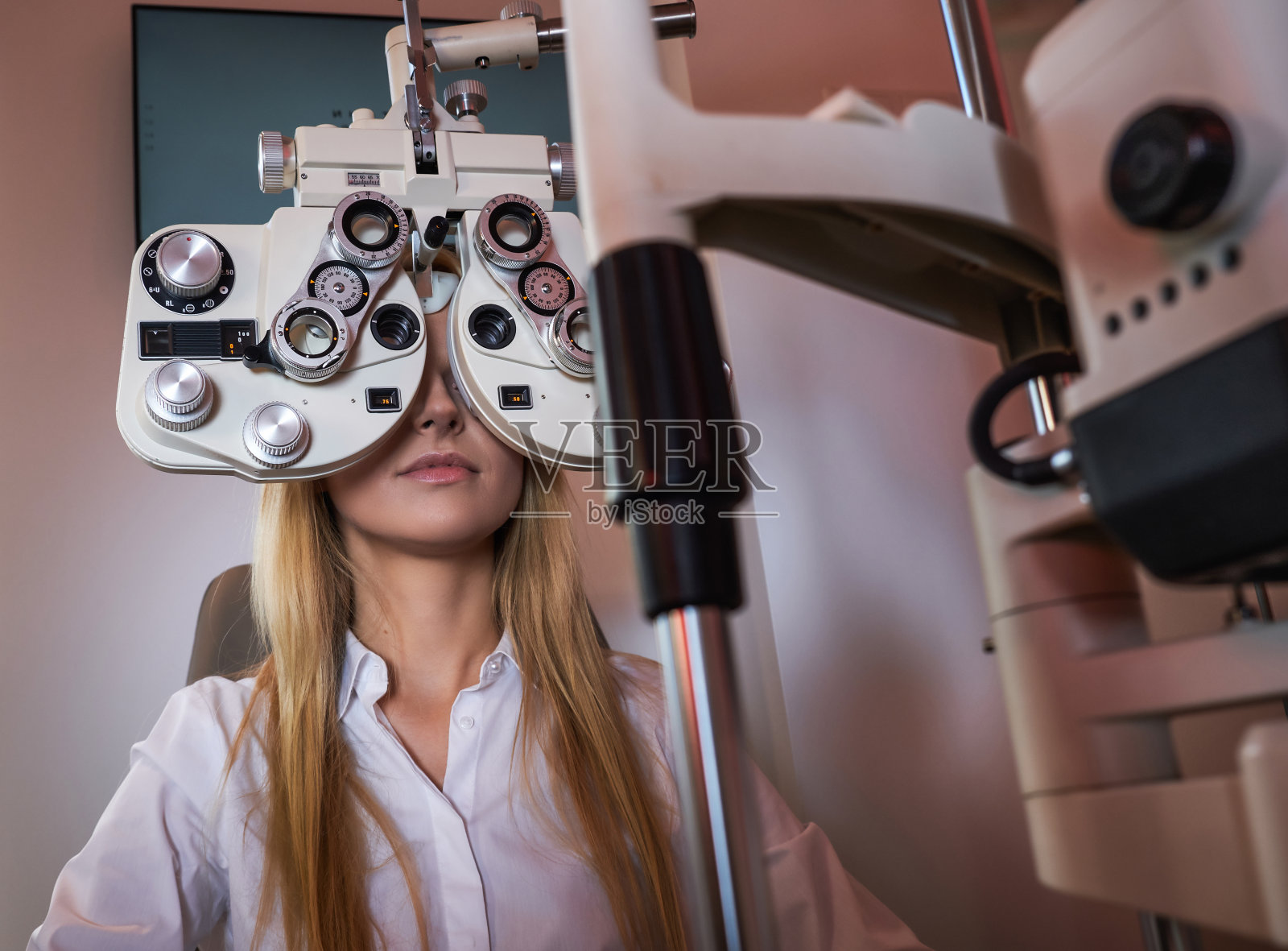 女人正在眼镜柜前检查视力照片摄影图片