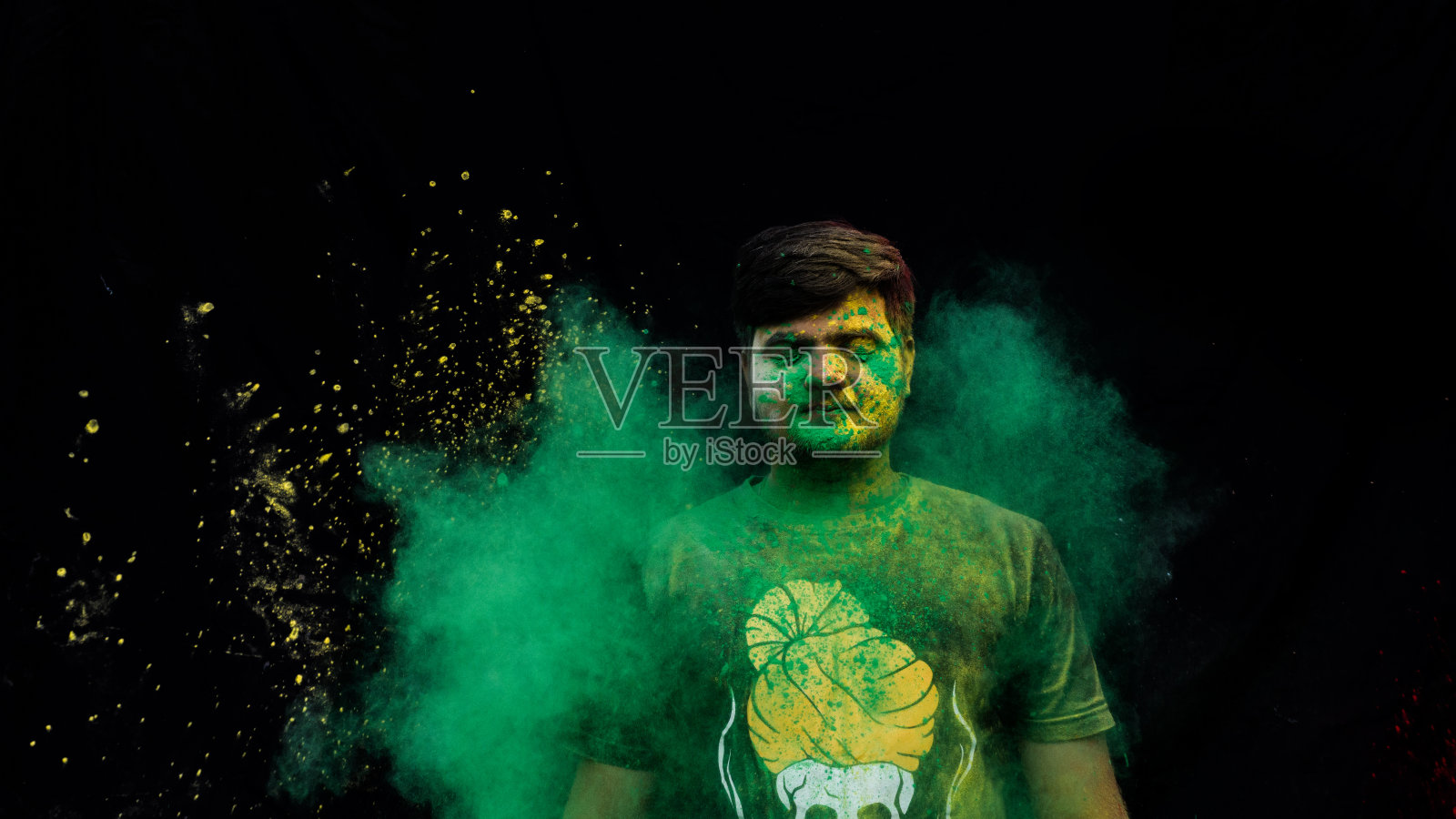 男人用不同的颜色庆祝胡里节照片摄影图片