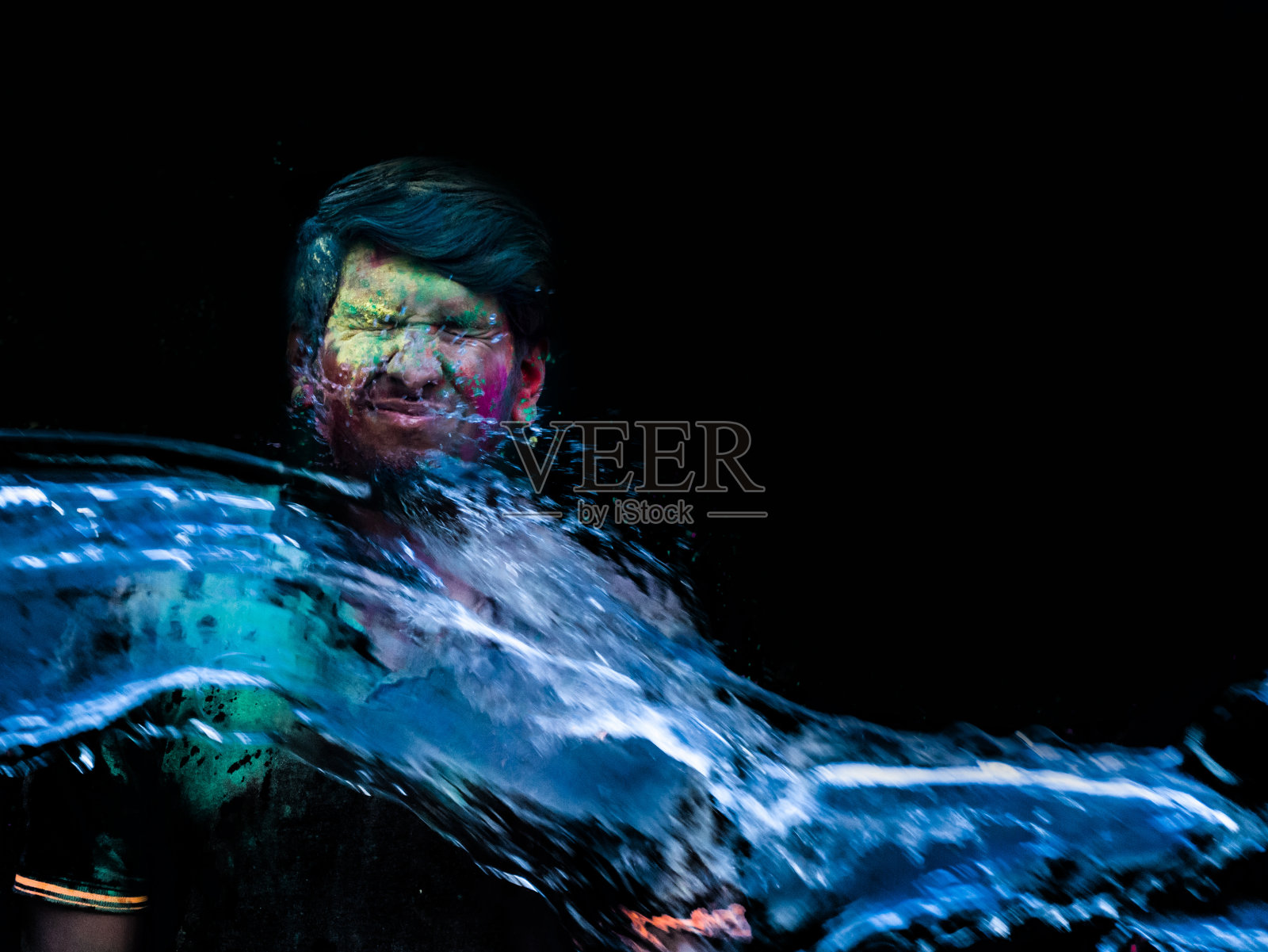 男人用水玩胡里节照片摄影图片