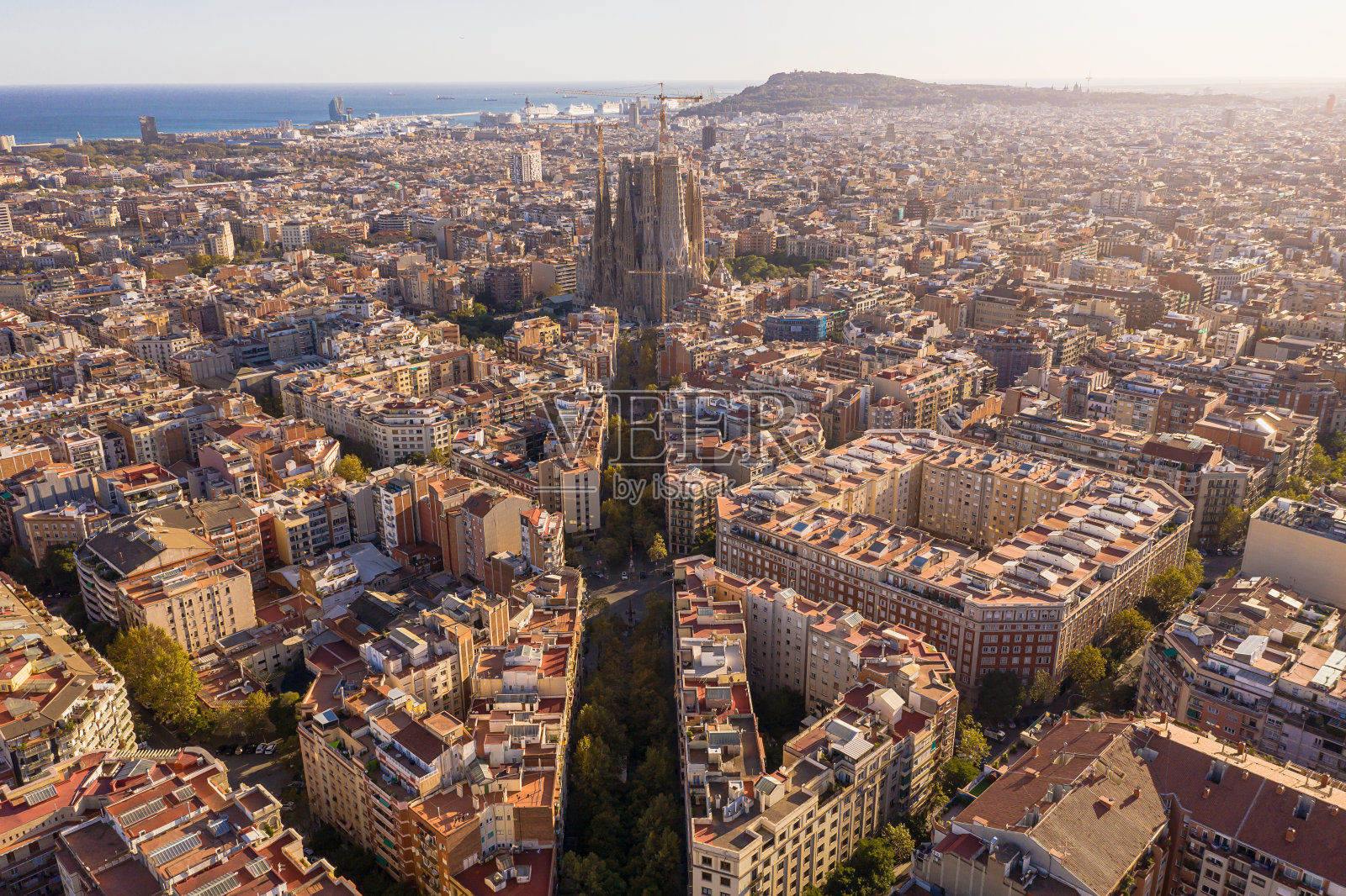 无人机航拍著名的直向下视图，eiexample街道和古老的传统建筑和街道交通，美丽的西班牙著名城市网格格局。照片摄影图片