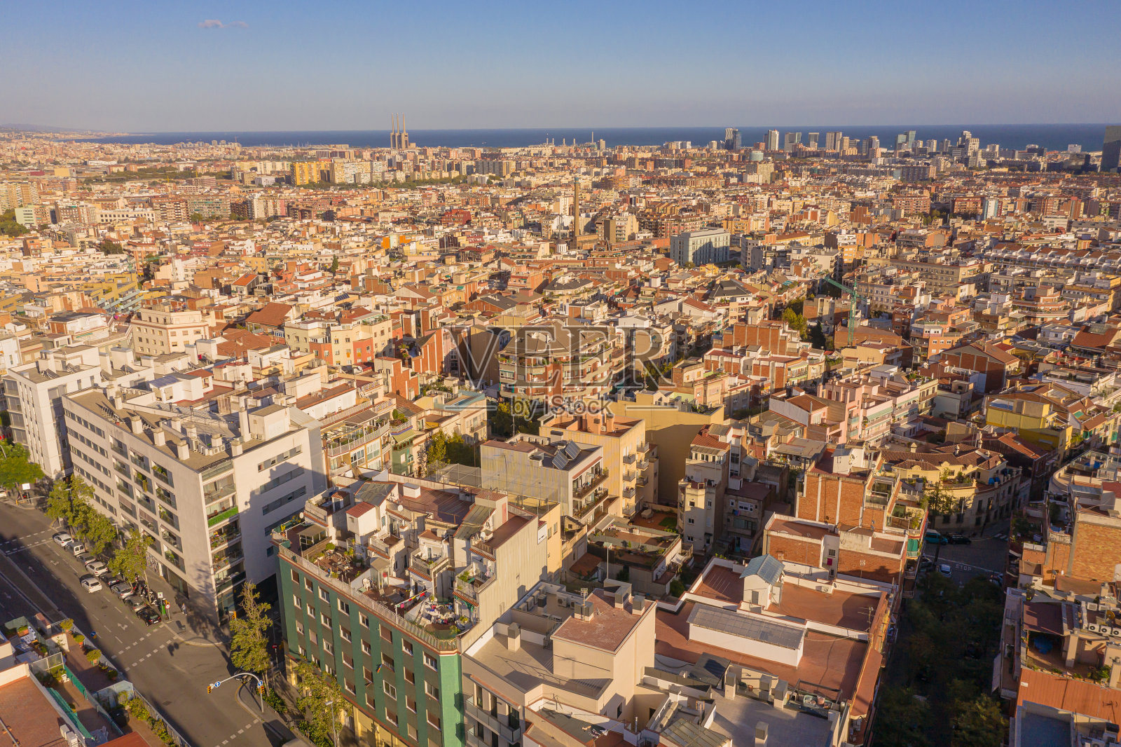 无人机航拍著名的直向下视图，eiexample街道和古老的传统建筑和街道交通，美丽的西班牙著名城市网格格局。照片摄影图片