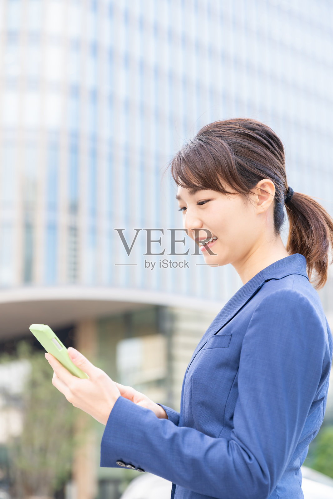 在电话中交谈的亚洲妇女照片摄影图片