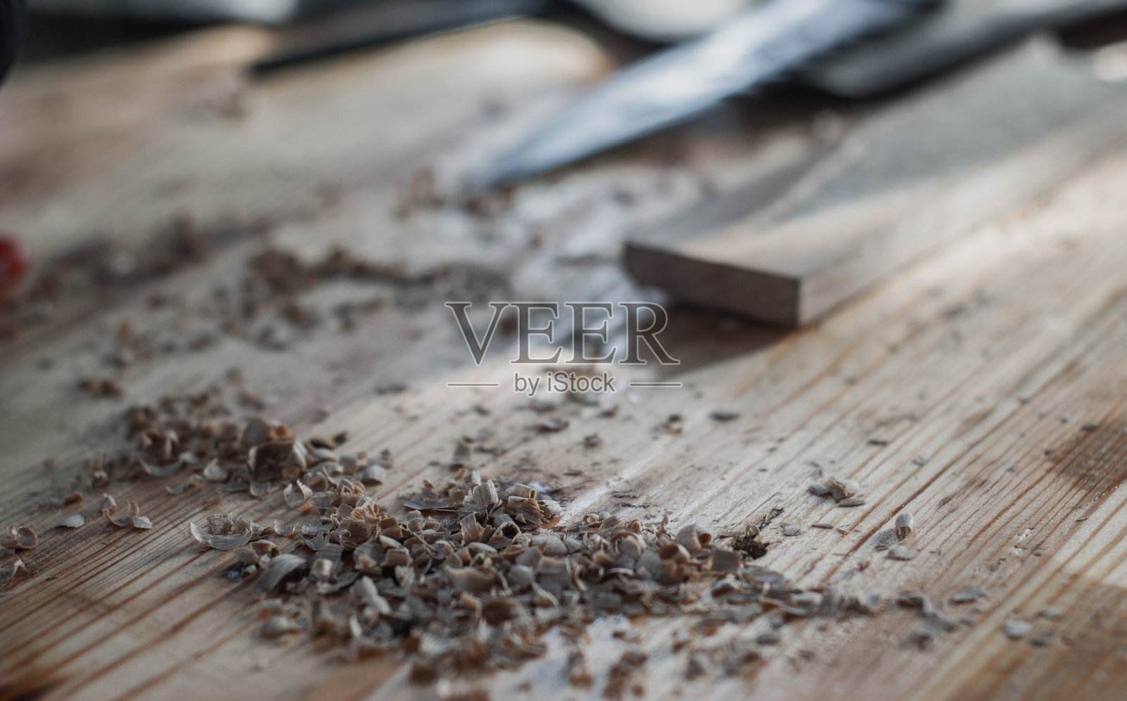 桌面的橡木刨花特写，照片摄影图片