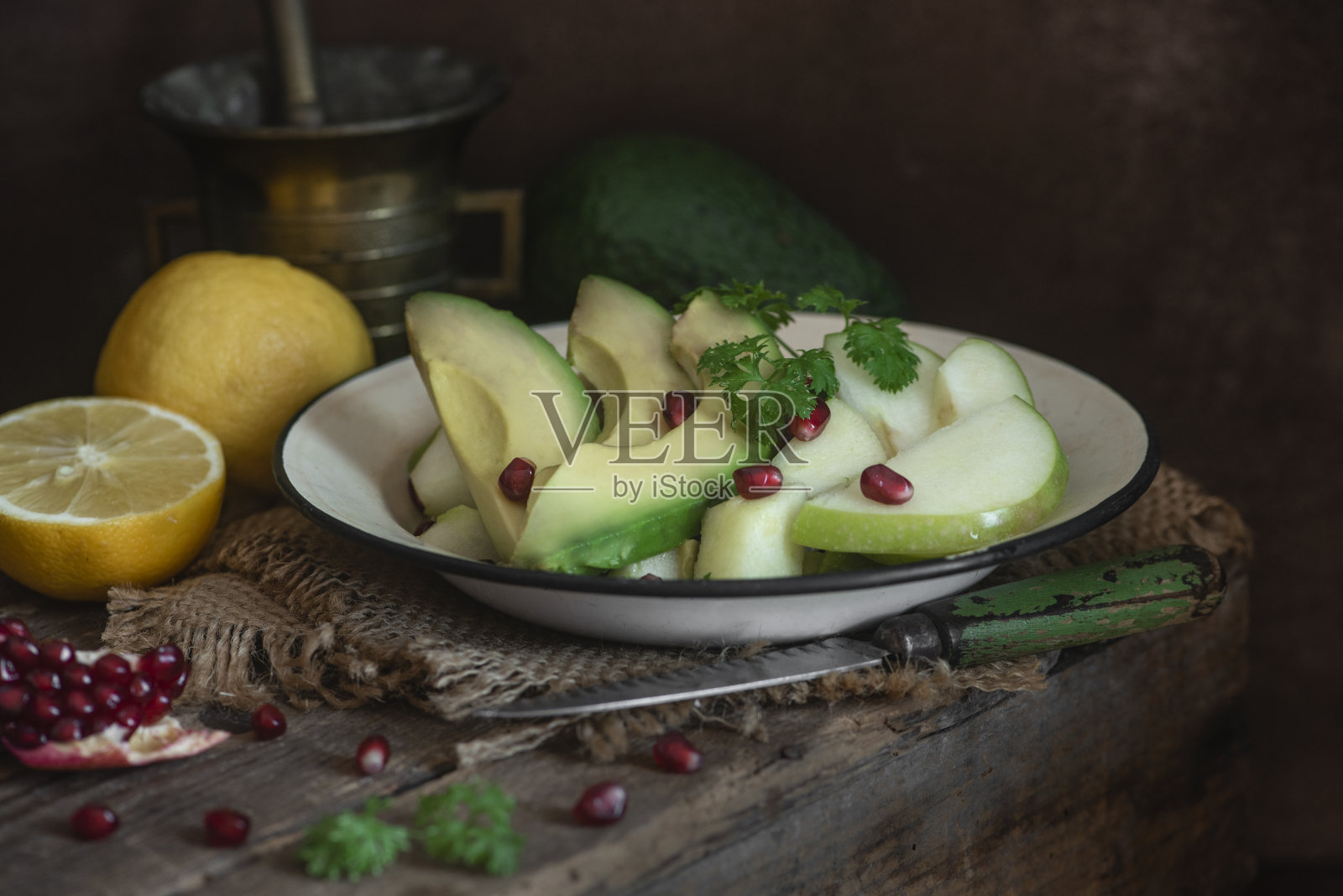 素食鳄梨，石榴和苹果沙拉照片摄影图片