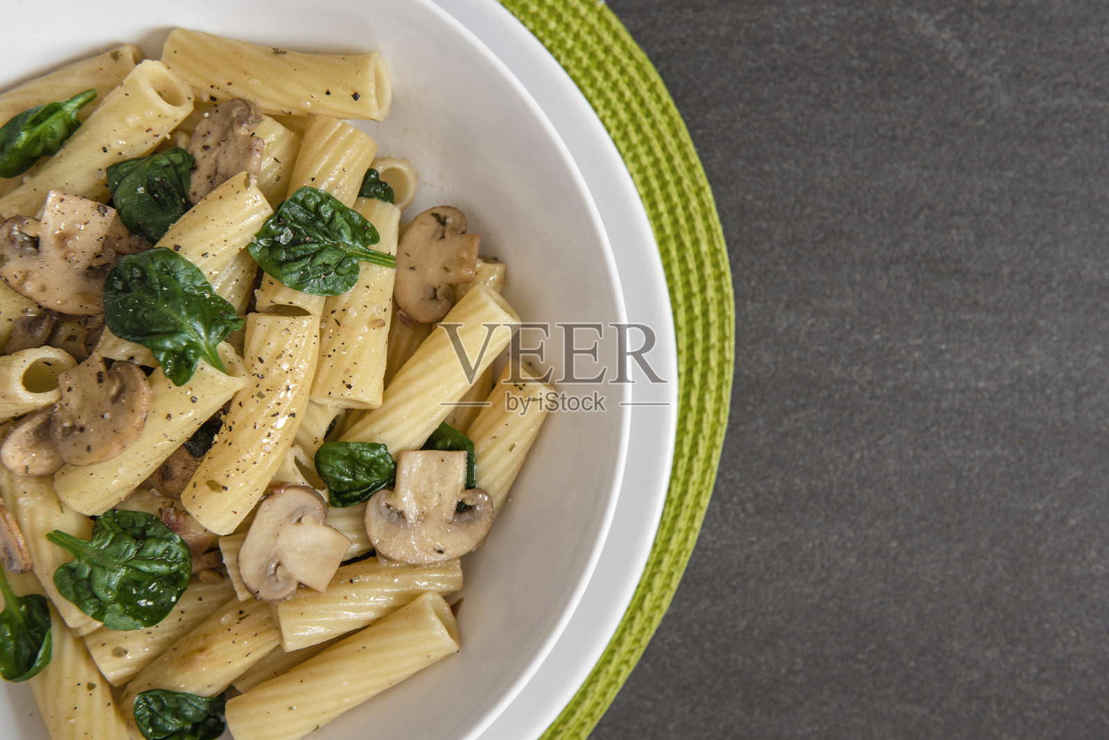 菠菜蘑菇意大利面照片摄影图片