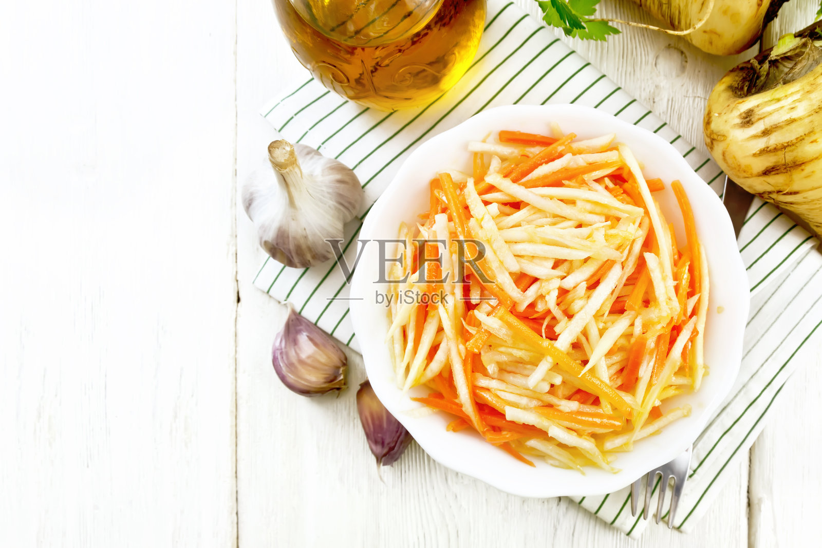 上面放防风草和胡萝卜沙拉照片摄影图片