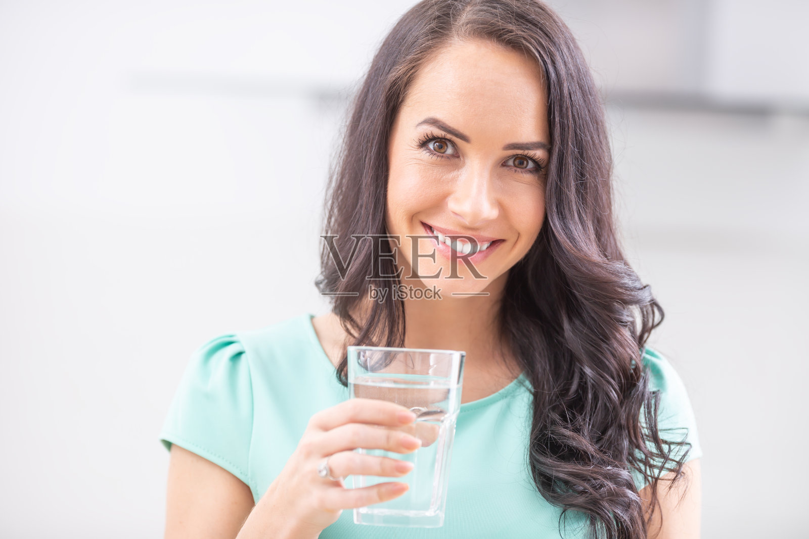 年轻女人喝干净的水，坚持饮水习惯照片摄影图片
