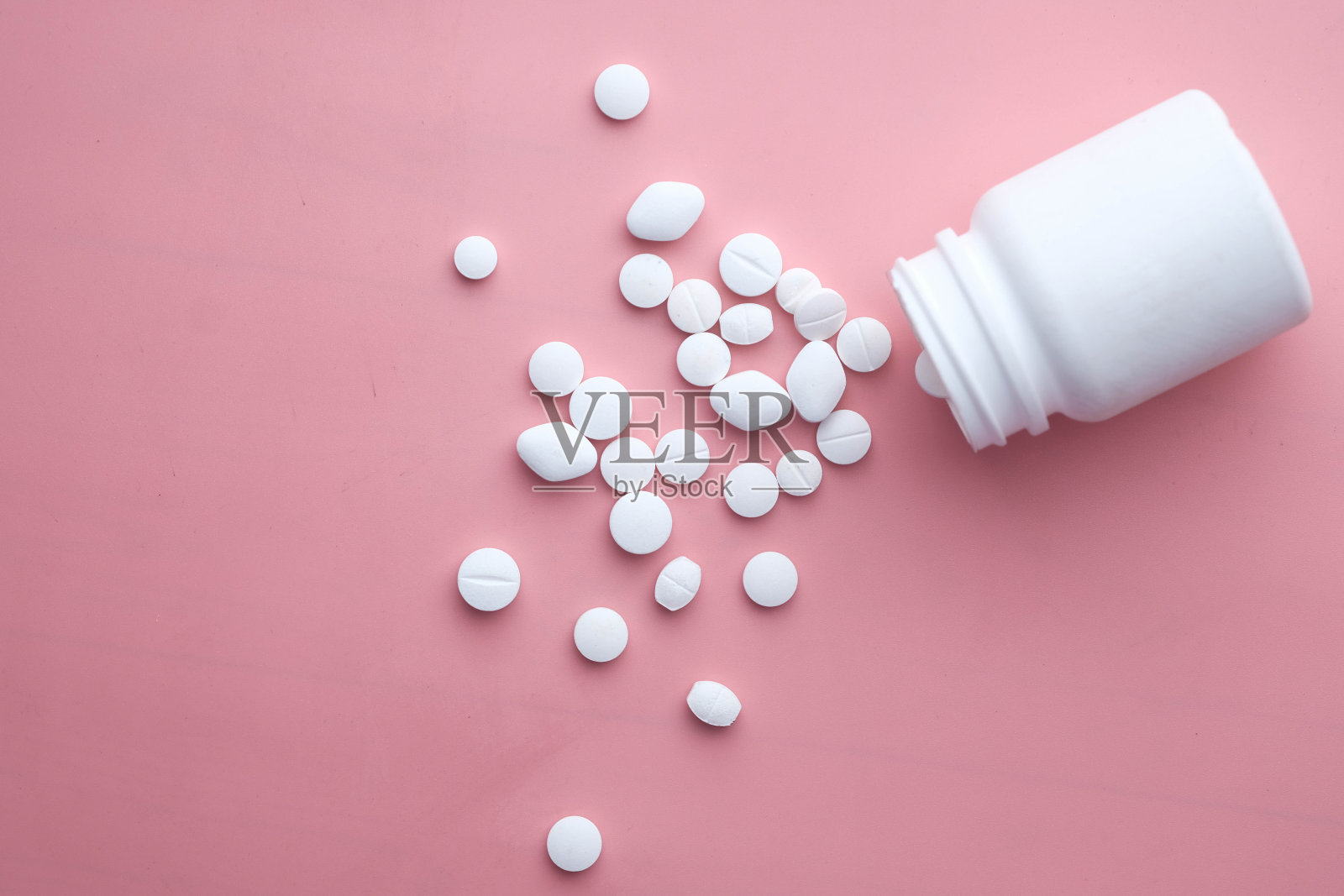 白色背景上的白色药丸的特写照片摄影图片