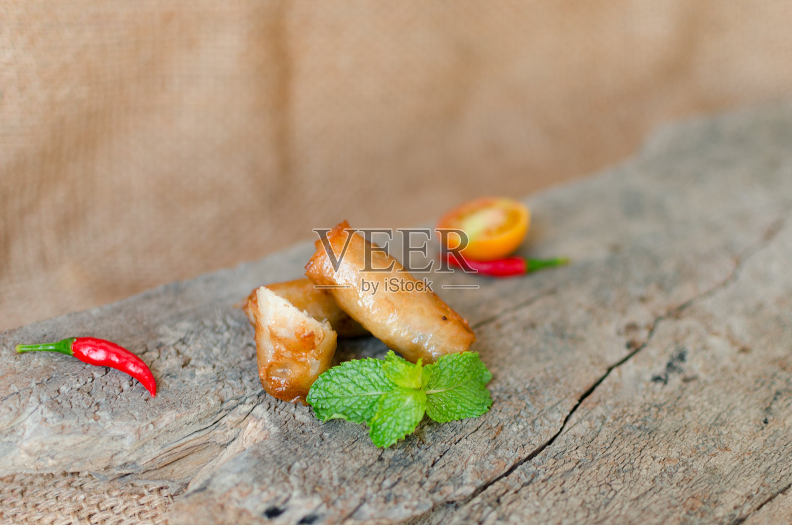 炸春卷的特写镜头。这是亚洲最受欢迎的菜肴之一。照片摄影图片