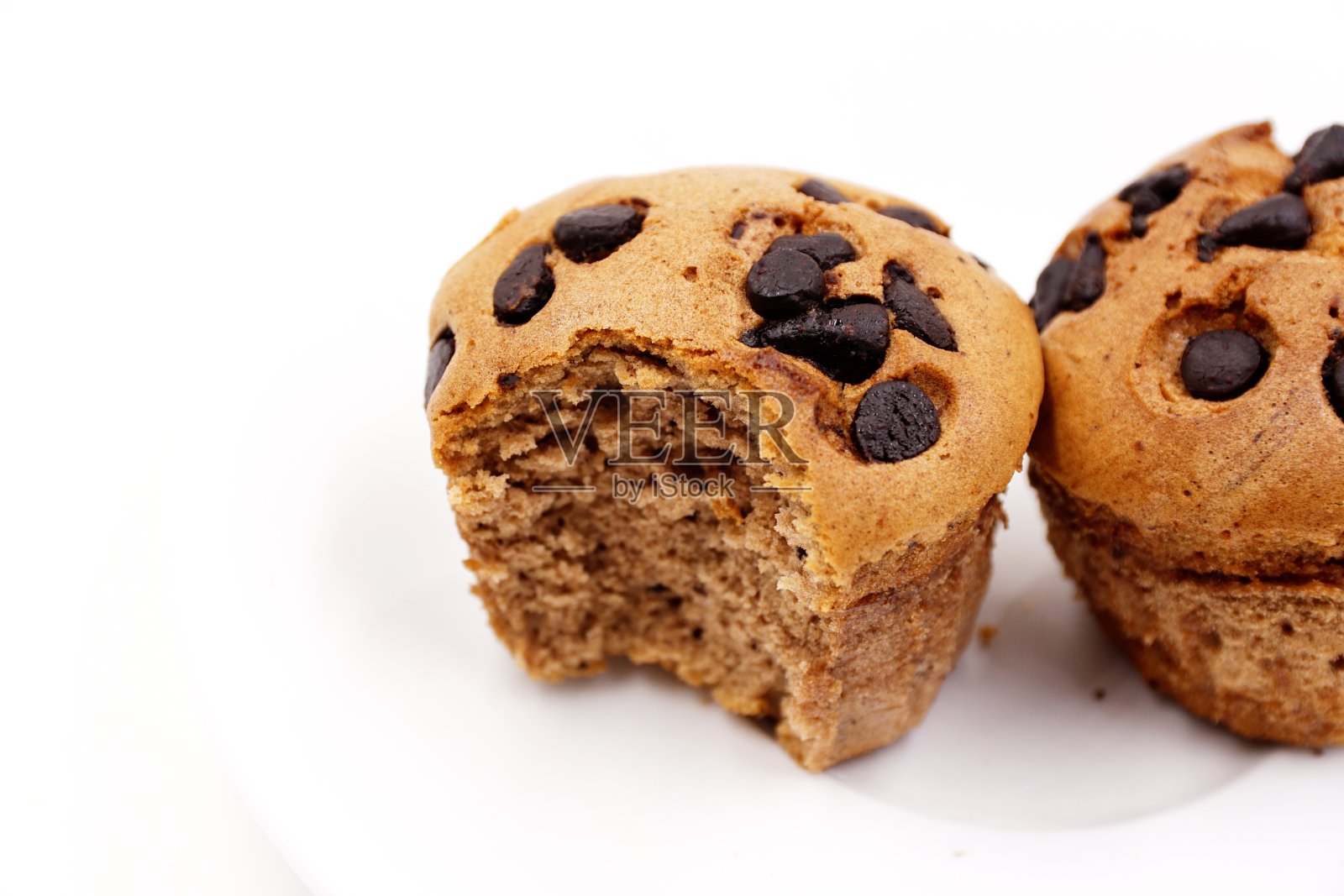 新鲜做的巧克力片纸杯蛋糕照片摄影图片