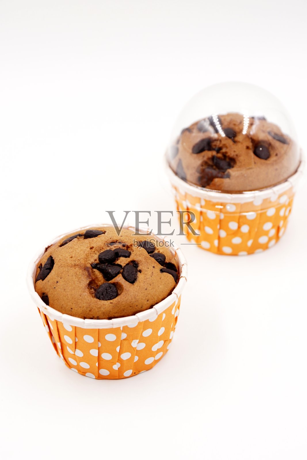 新鲜做的巧克力片纸杯蛋糕照片摄影图片