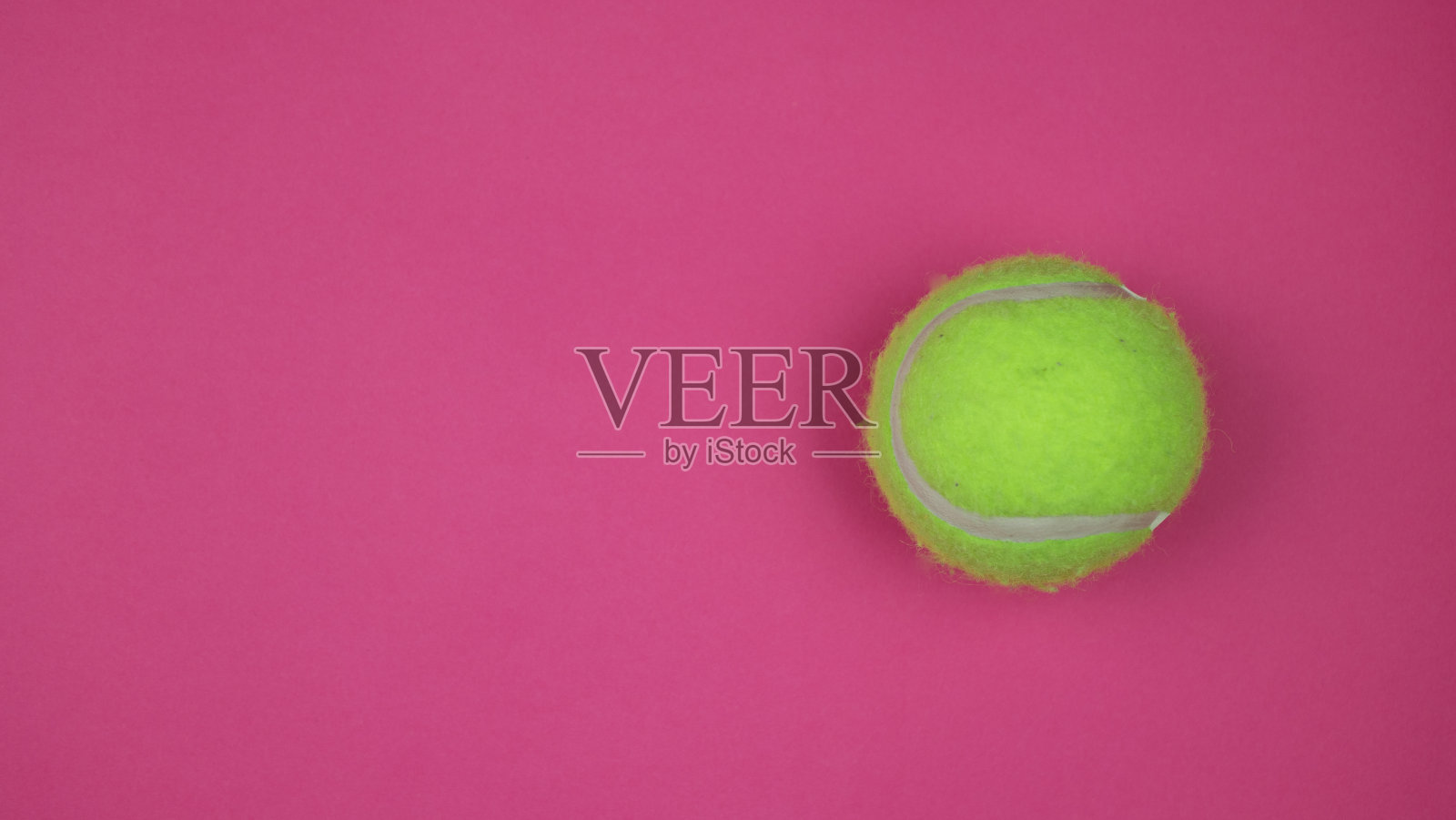 粉色背景上的球。前视图。副本的空间。海报照片摄影图片