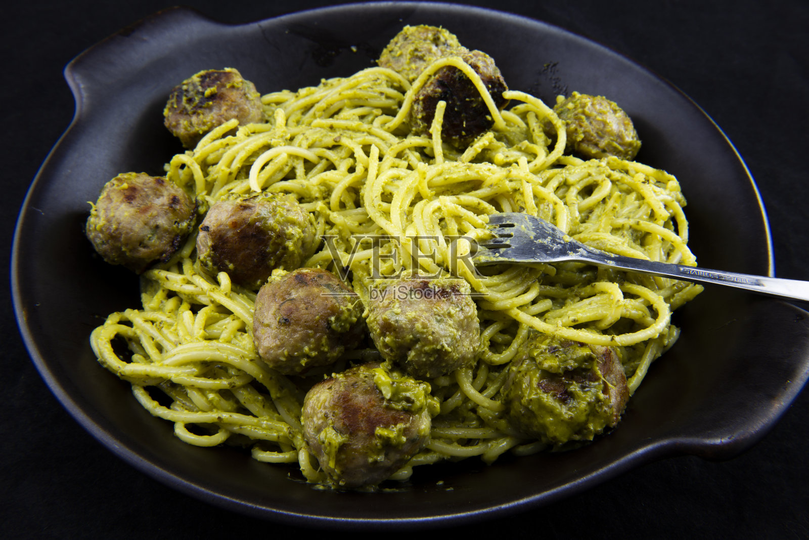 意大利面加肉丸和香蒜沙司照片摄影图片