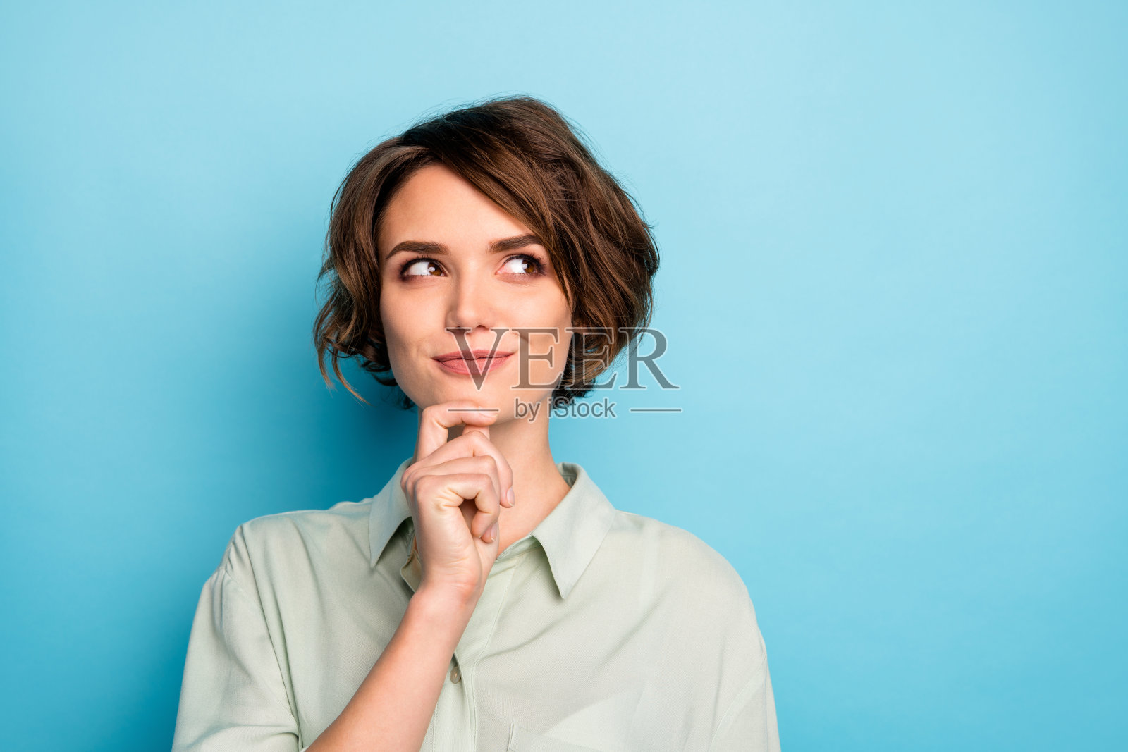 特写照片滑稽美丽的女士短发奇怪的看空空间有创意的创业项目穿休闲的绿色衬衫孤立的蓝色背景照片摄影图片