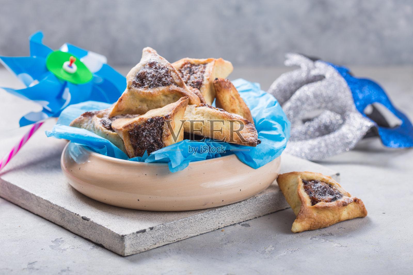 普里节的背景与狂欢节面具和哈曼塔辛饼干。节日庆祝活动的概念。照片摄影图片