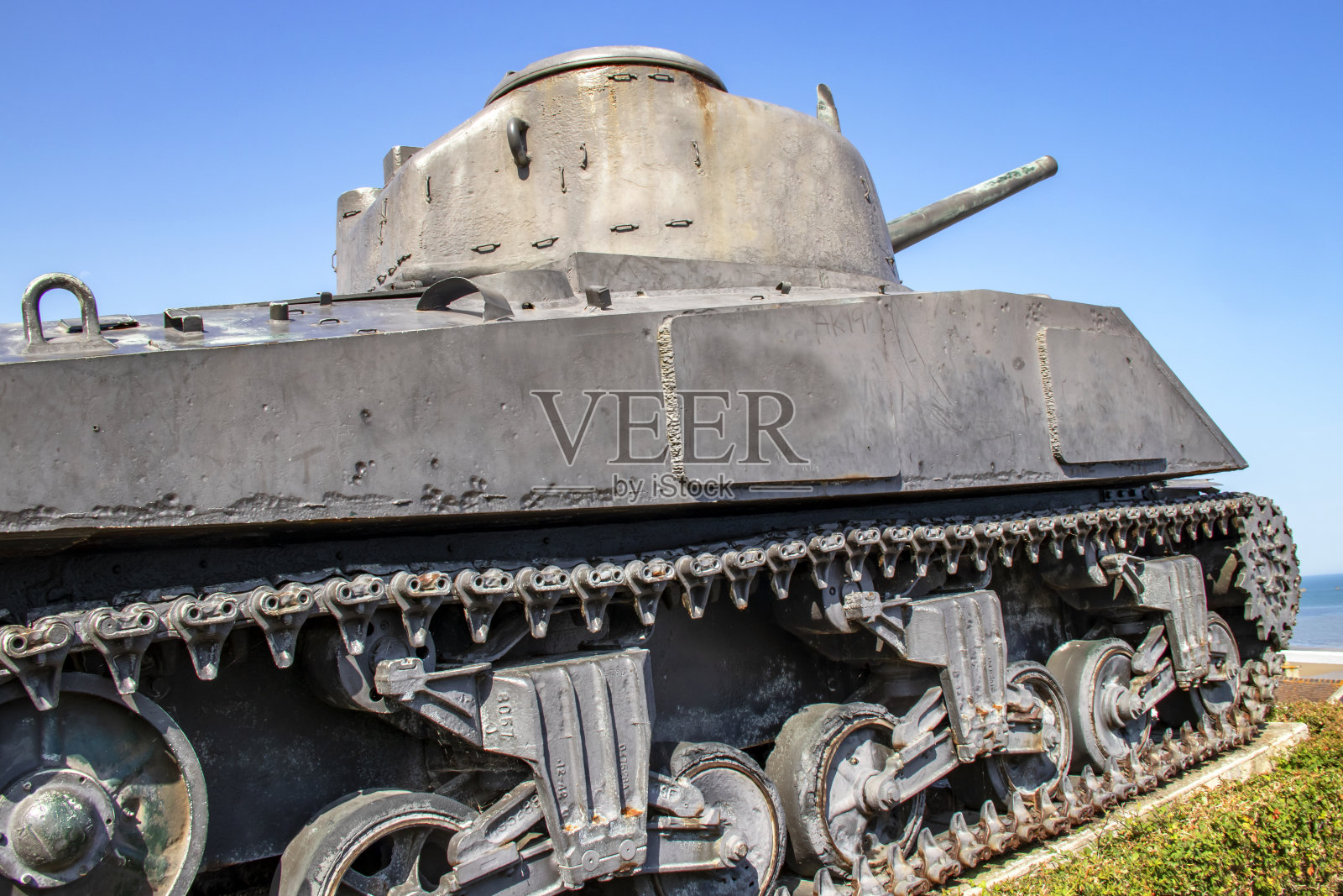 Arromanches-on-sea。第二次世界大战中的美国坦克。苹果白兰地酒。诺曼底照片摄影图片