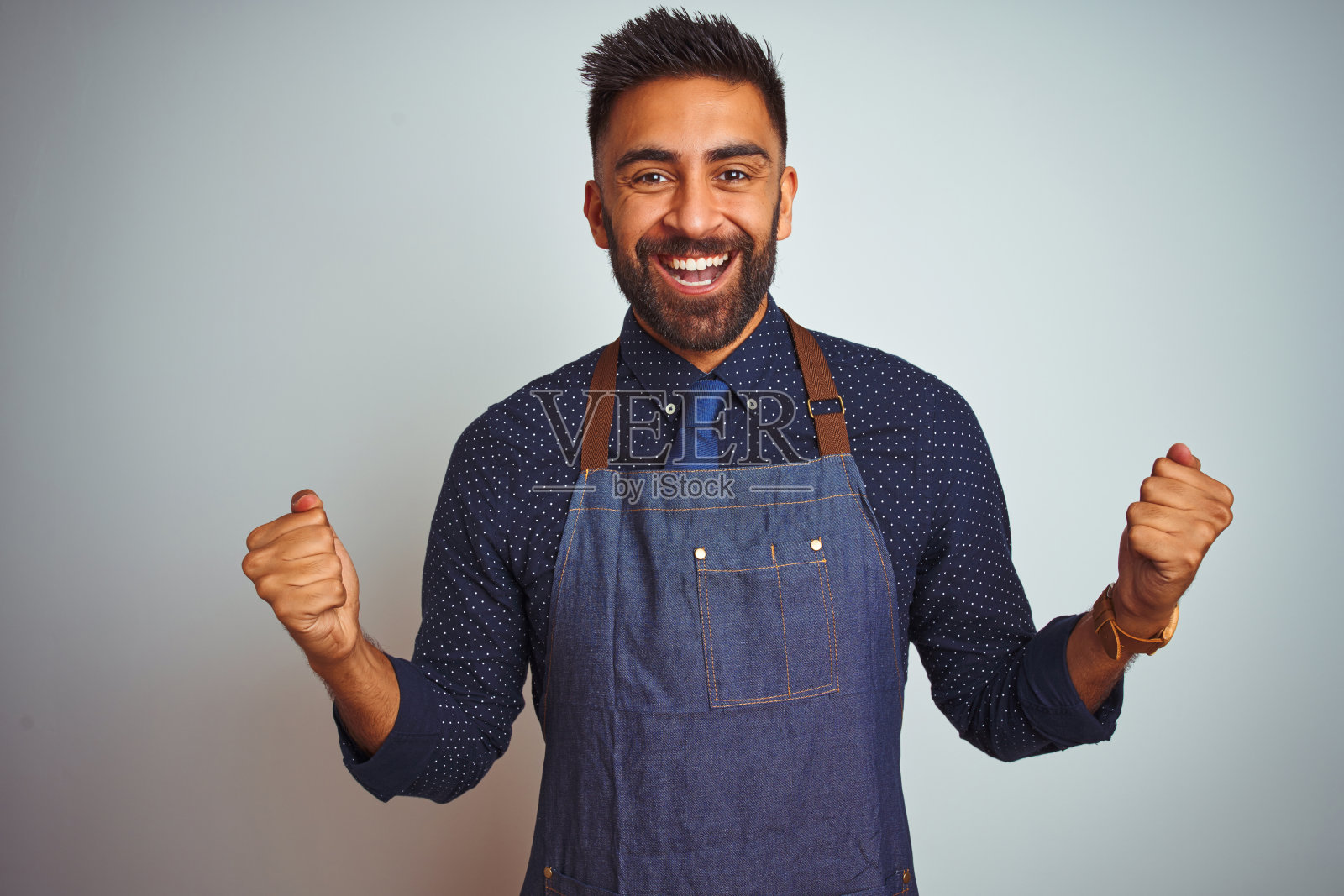 惊喜地庆祝成功的年轻印度员工照片摄影图片