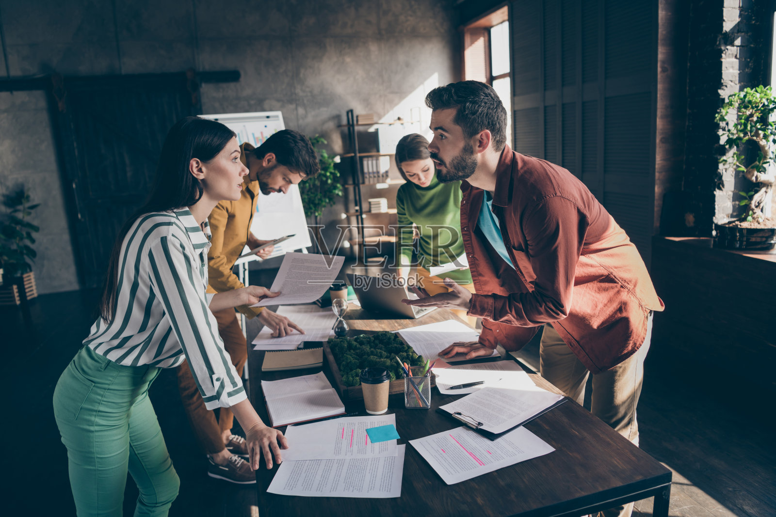 商界人士因最终决策发生争执，问题关乎企业盈利能力照片摄影图片