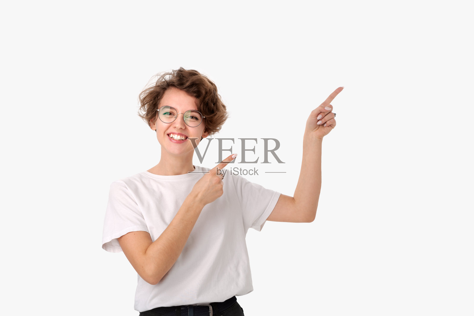 穿白衬衫戴眼镜的微笑女性指向文案空间照片摄影图片