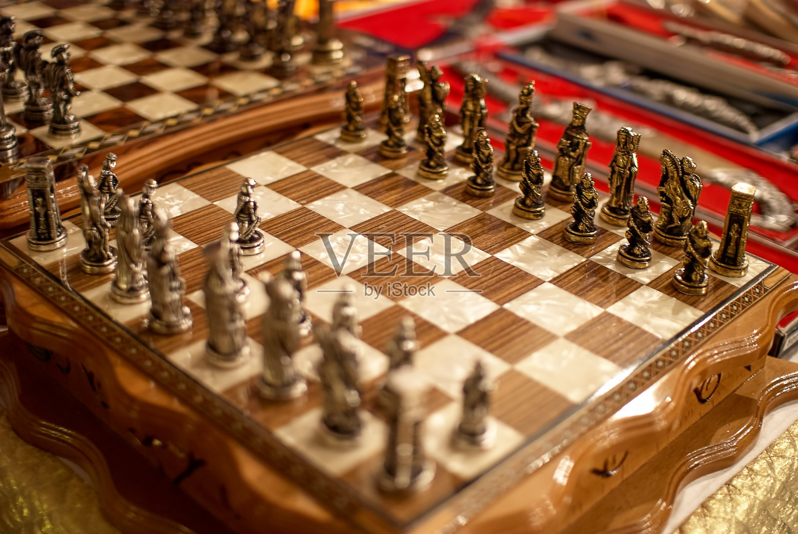 漂亮的象棋在大巴扎出售，土耳其。由木头和金属材料制成。国际象棋，经典游戏，战略，战略，土耳其照片摄影图片