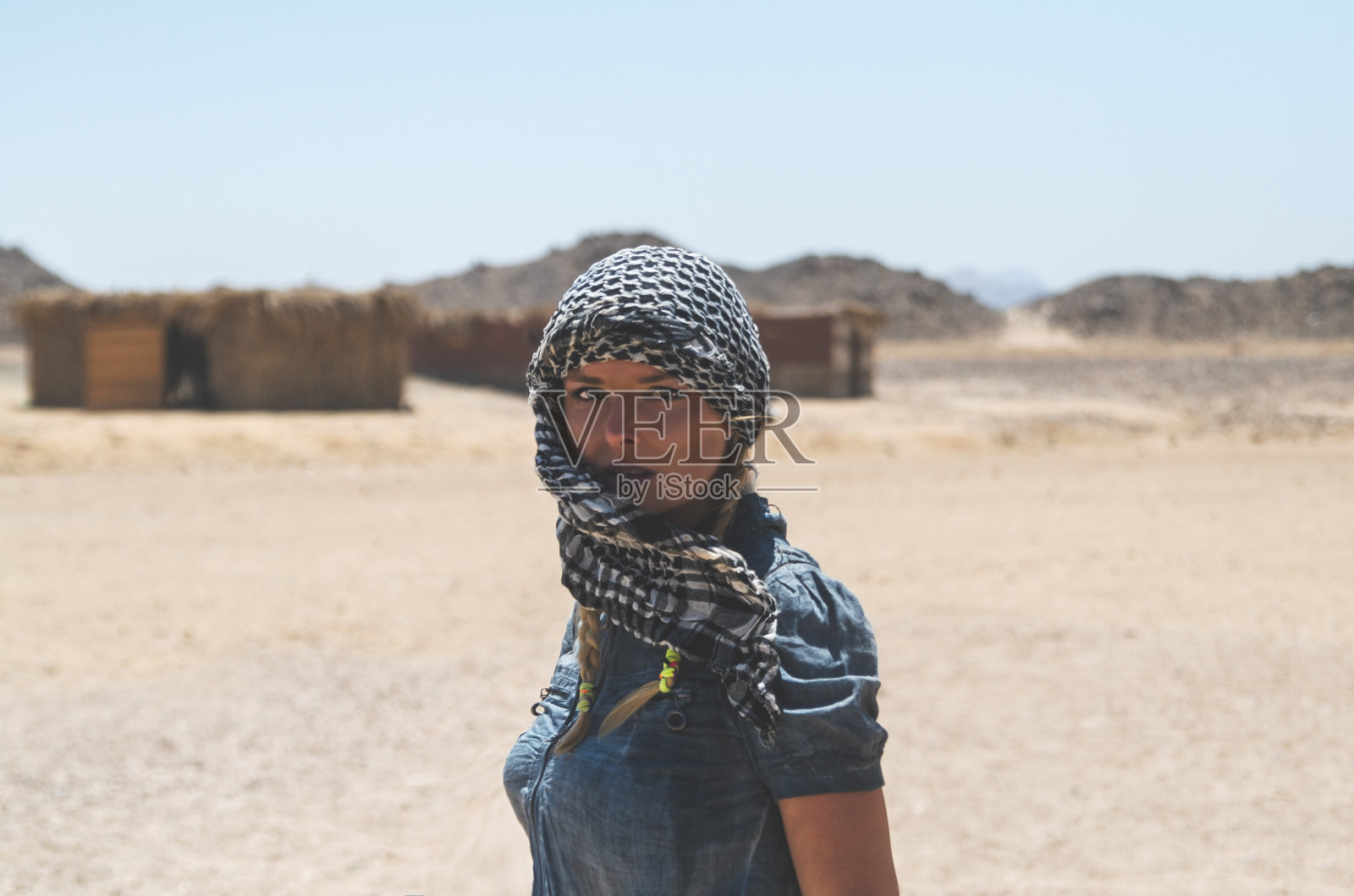 戴头巾的沙漠女人的肖像照片摄影图片