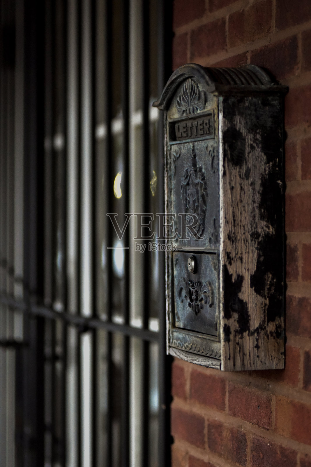 一个下雨的周一早晨小镇的场景照片摄影图片