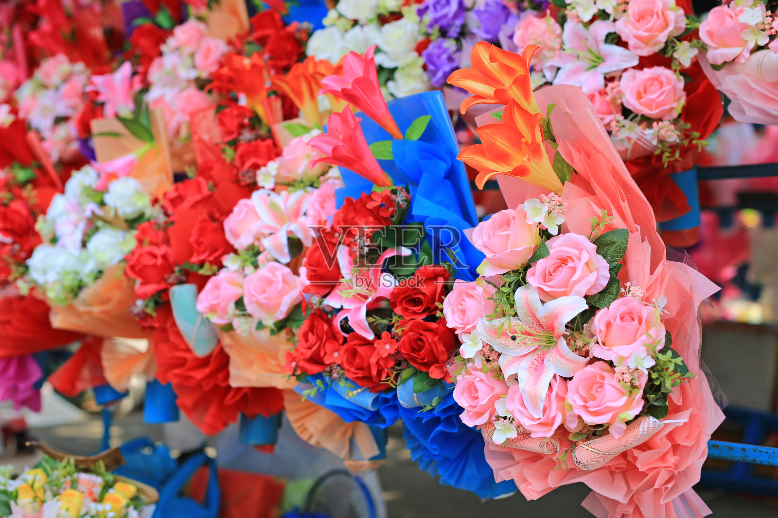 Bunch of bouquet rose flower in the row for congratulation in valentines. 有选择性的重点。照片摄影图片