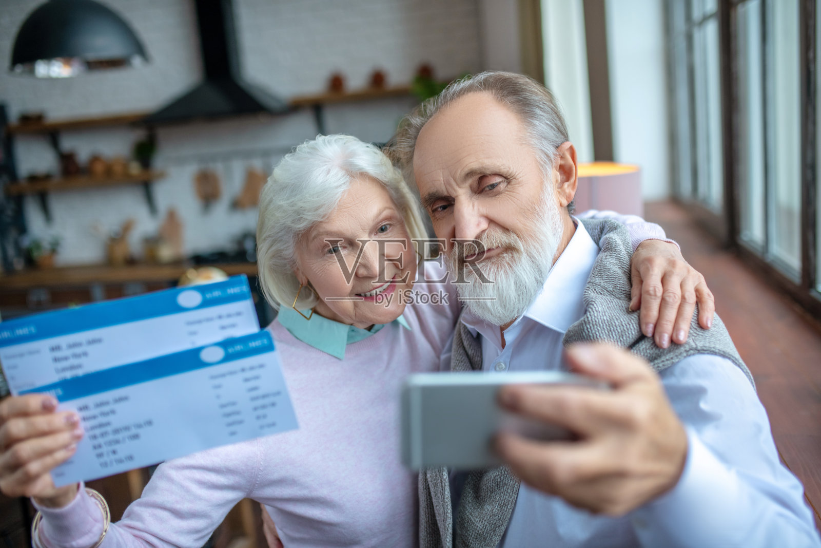快乐的老年人拿着登机牌自拍照片摄影图片