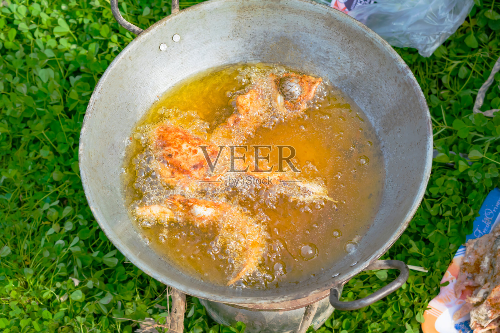 煎锅中煎鱼的俯视图照片摄影图片