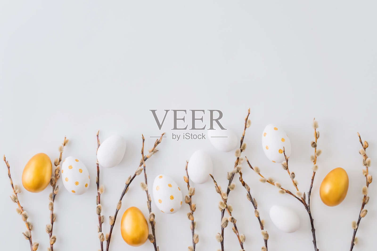 平躺复活节构图与柳条和鸡蛋在一个白色的背景照片摄影图片