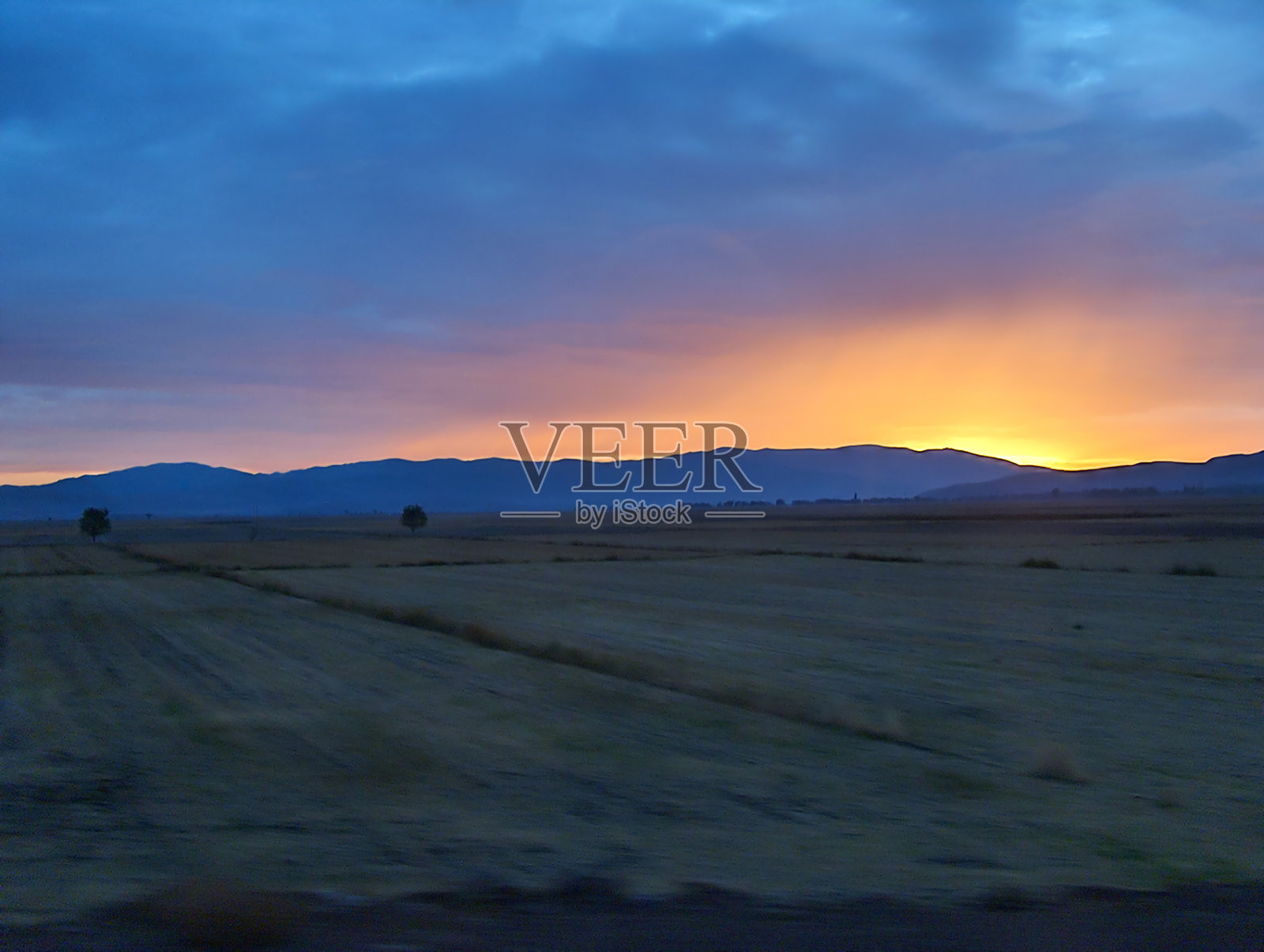 蓝天上美丽而不寻常的云彩。云收藏。美丽的大自然。照片摄影图片