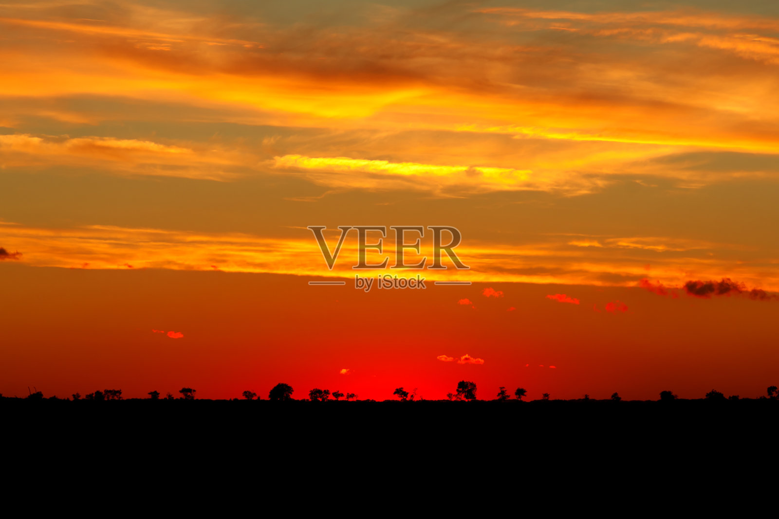 美丽的早晨的天空。照片摄影图片