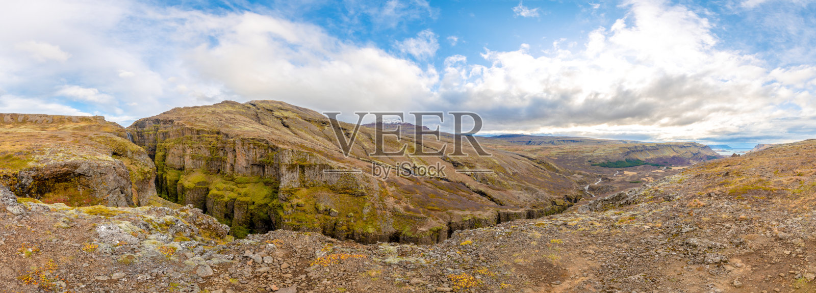 格拉默瀑布在冰岛全景峡谷后面的瀑布和河流通往湖泊照片摄影图片
