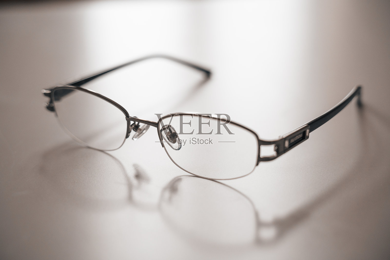 我戴上眼镜，我要去图书馆。照片摄影图片