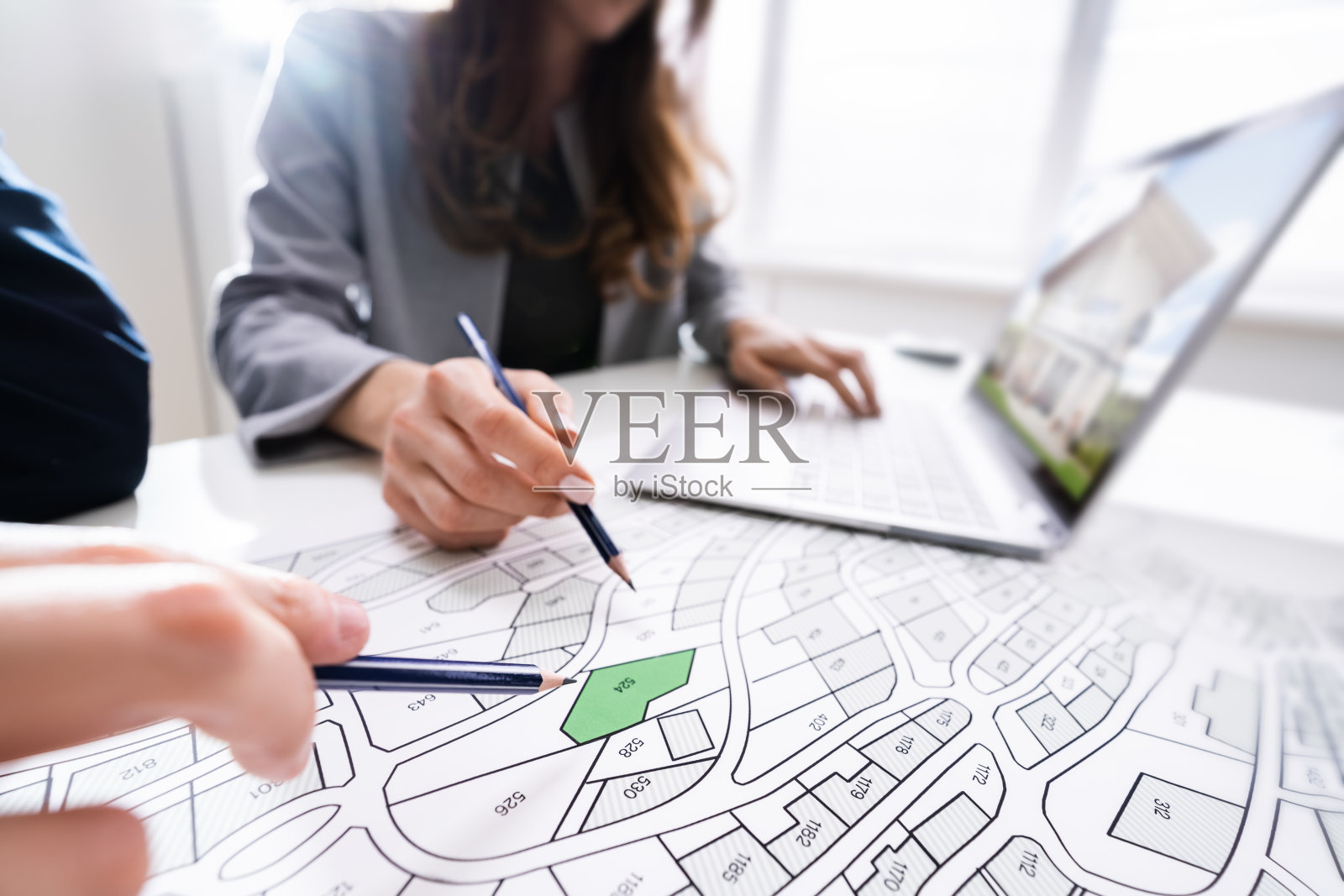 两人正在查看地籍图照片摄影图片