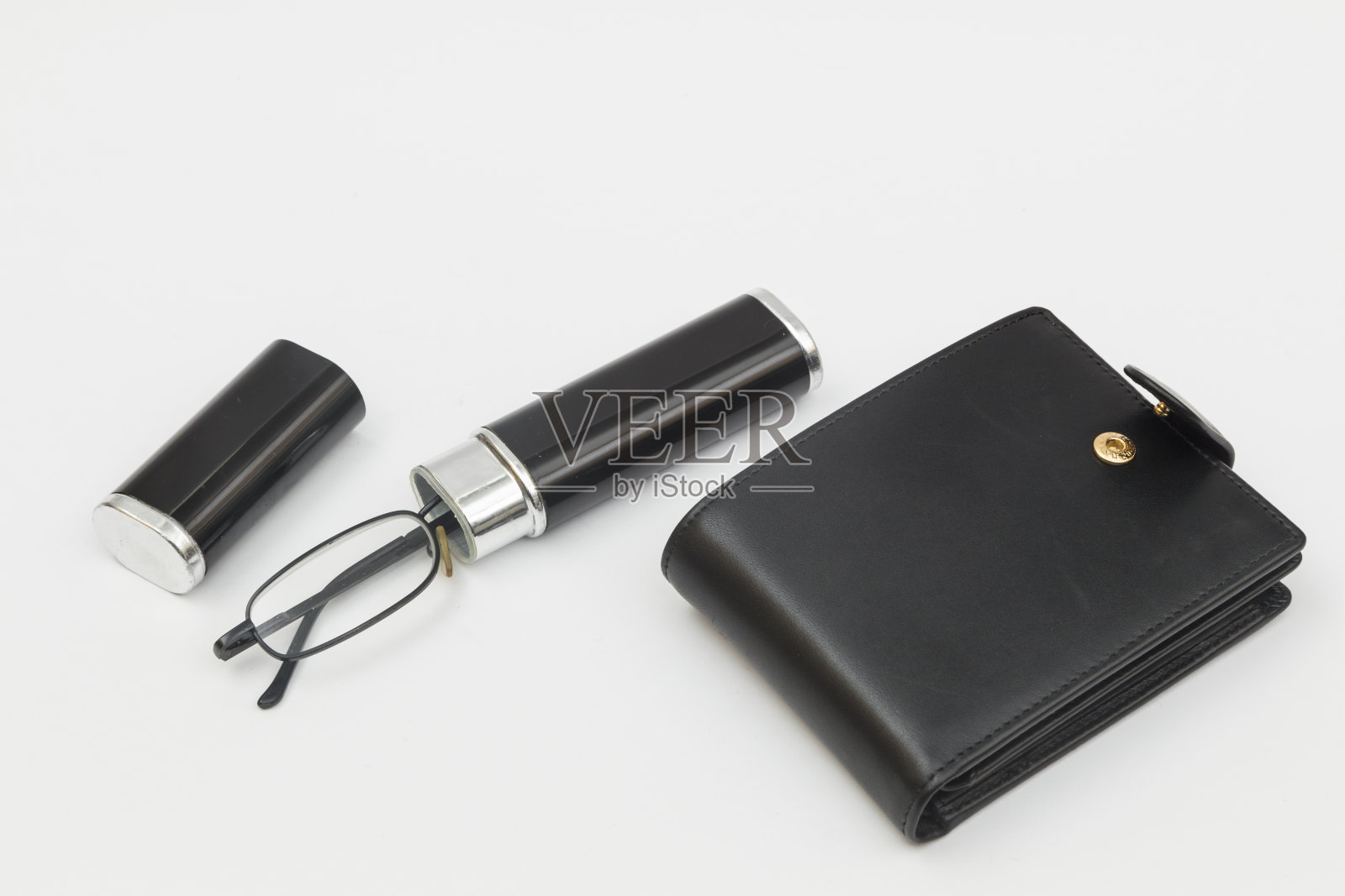 黑盒子里的老花镜和一个黑钱包照片摄影图片