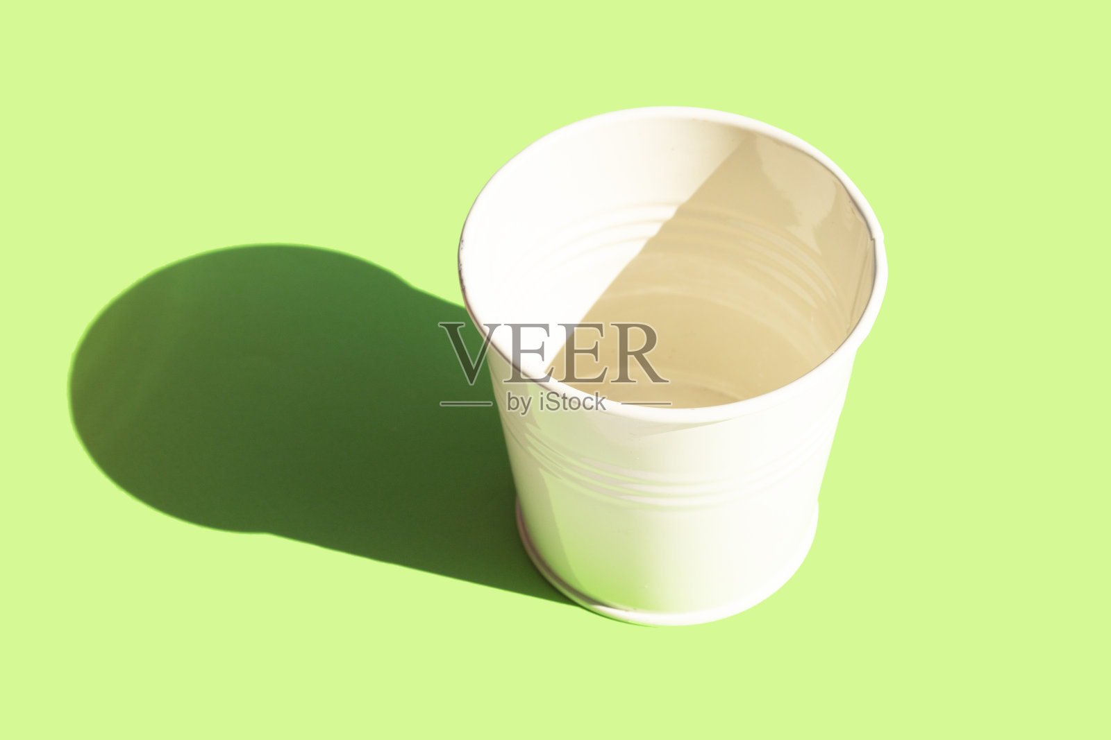 白色的桶照片摄影图片