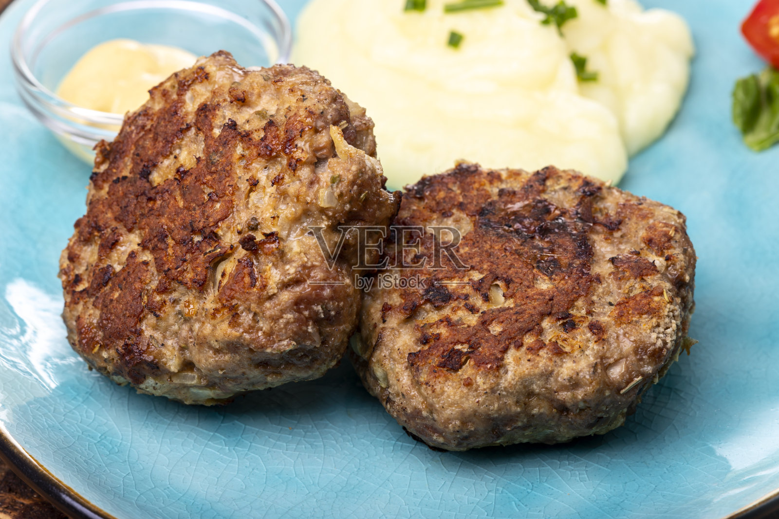 两个巴伐利亚肉饼放在盘子里照片摄影图片